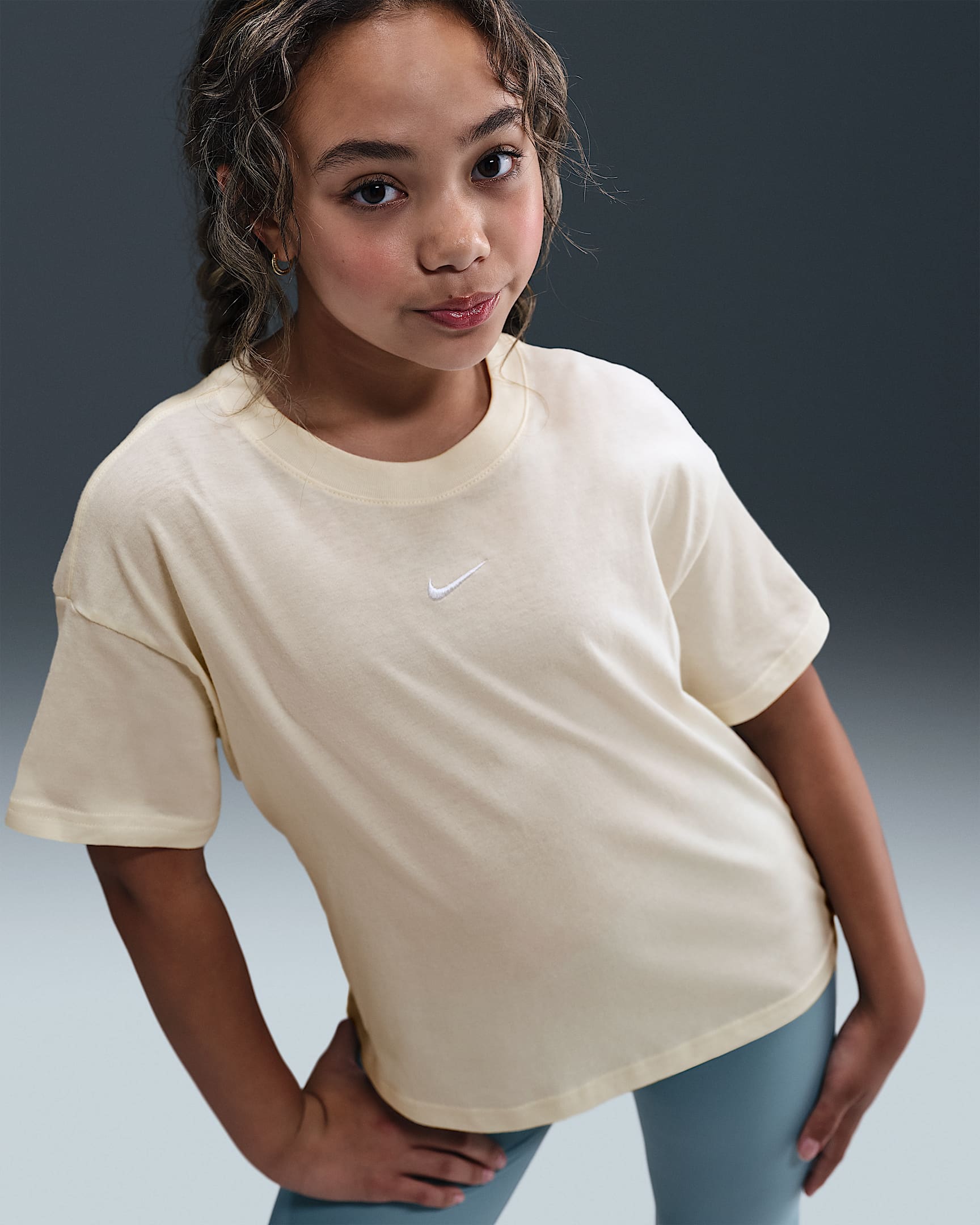 Tričko Nike Sportswear Essential pro větší děti (dívky) - Soft Pearl