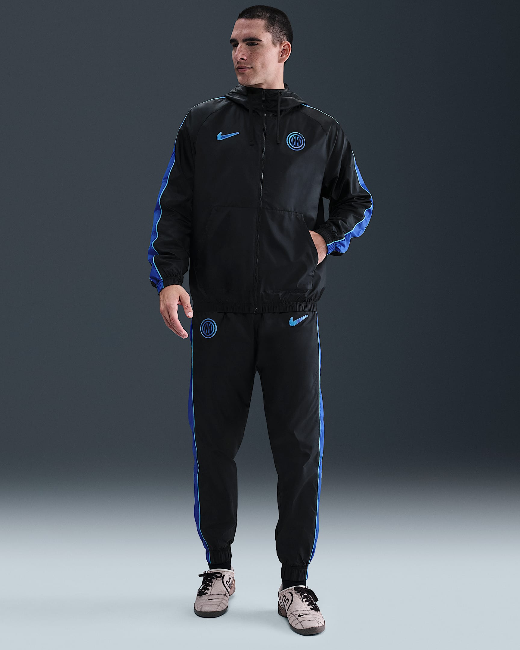 Inter Mailand Sport Essentials Nike Fußball-Trainingsanzug aus Webmaterial mit Kapuze (Herren) - Schwarz/Lyon Blue/Chlorine Blue/Chlorine Blue