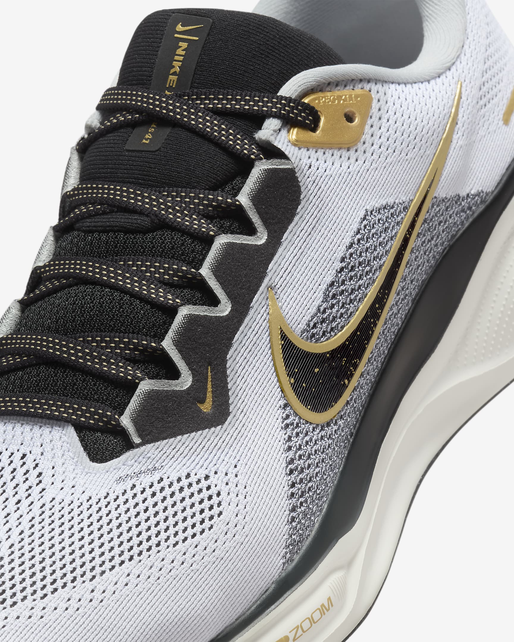 Nike Zoom Pegasus 41 Straßenlaufschuh (Herren) - Weiß/Metallic Gold/Light Smoke Grey/Schwarz