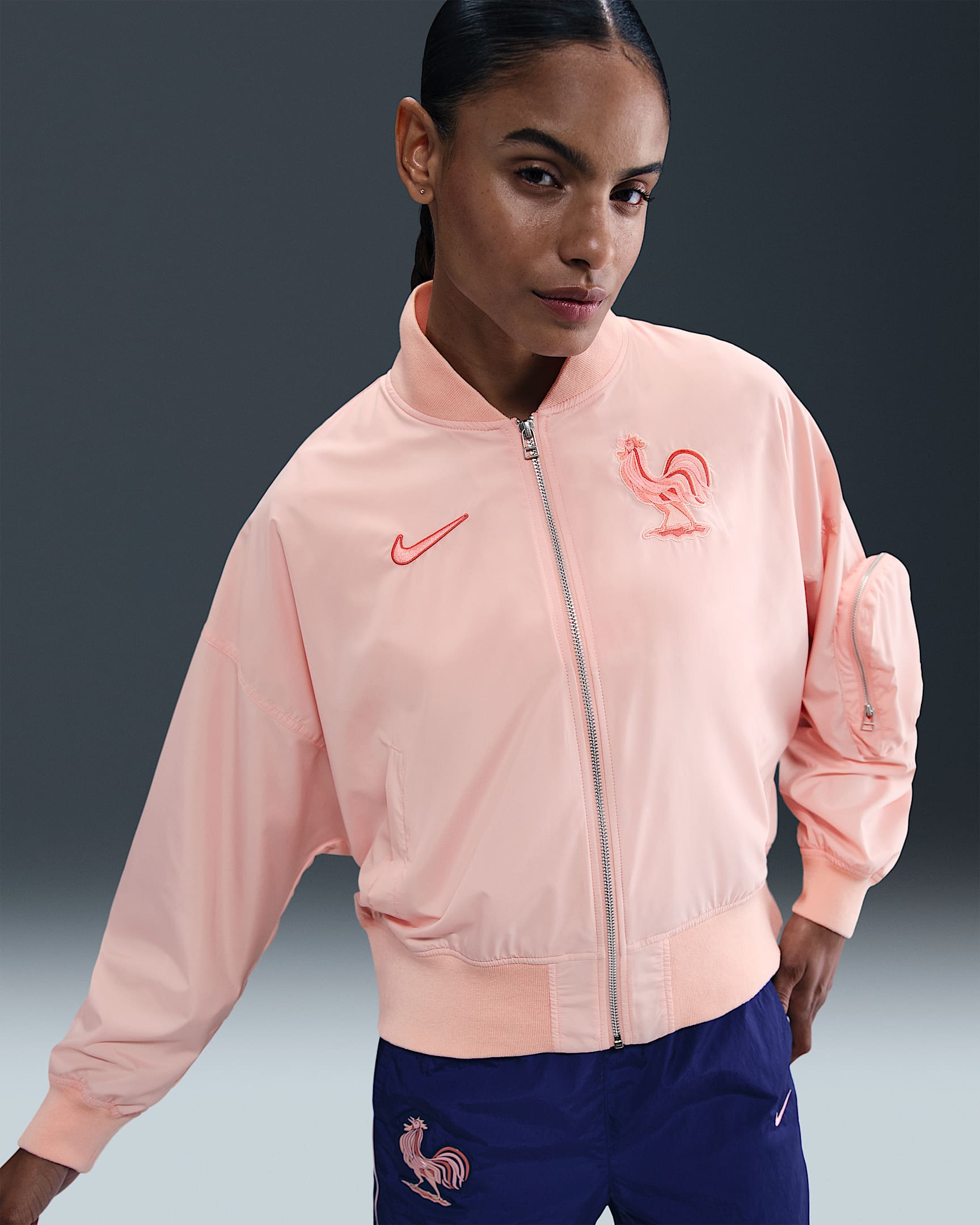 FFF Essential Nike oversized voetbalbomberjack voor dames - Washed Coral/Light Madder Root/Bleached Coral