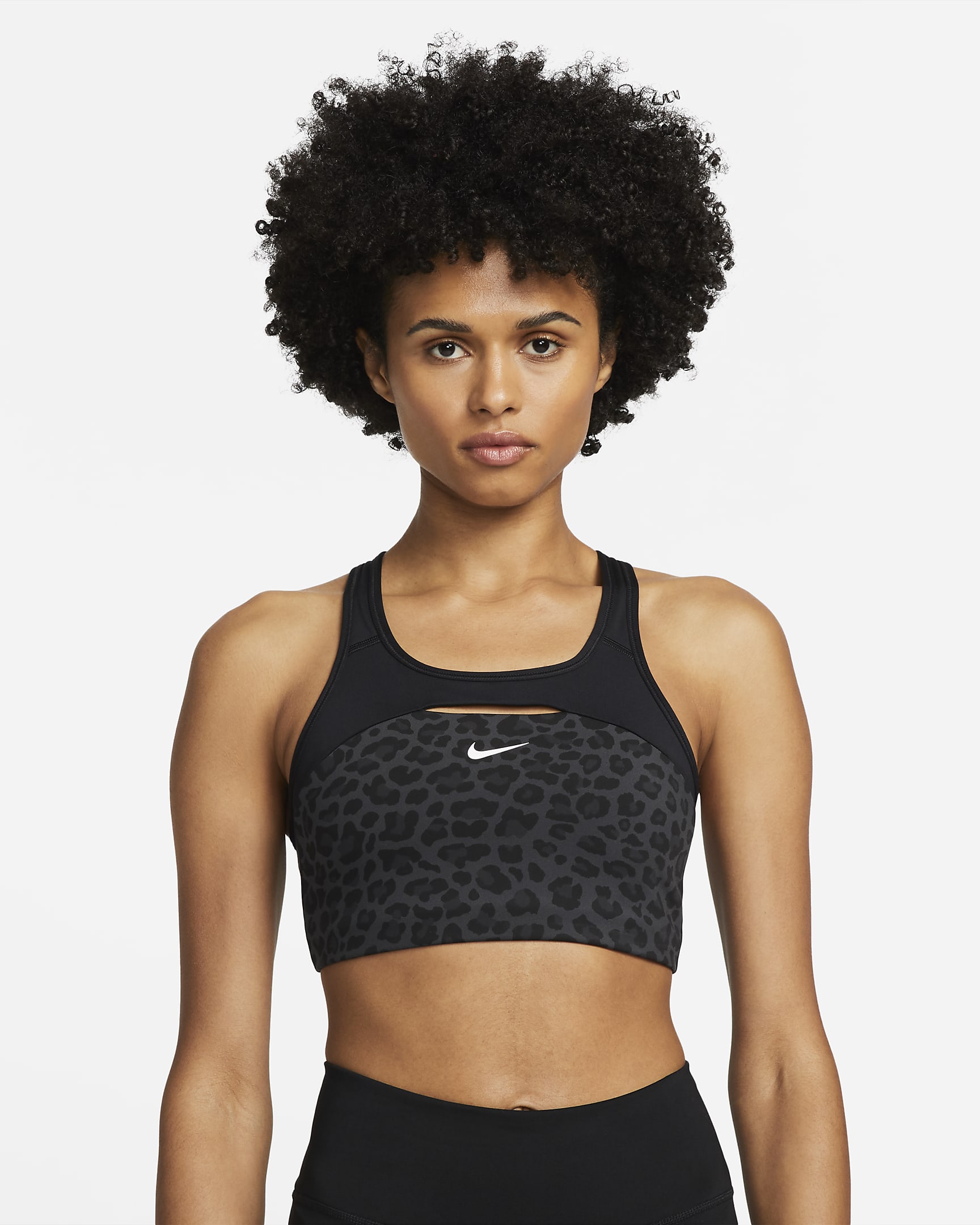 Bra deportivo con estampado de leopardo sin almohadilla de media sujeción para mujer Nike Swoosh - Gris humo oscuro/Negro/Blanco
