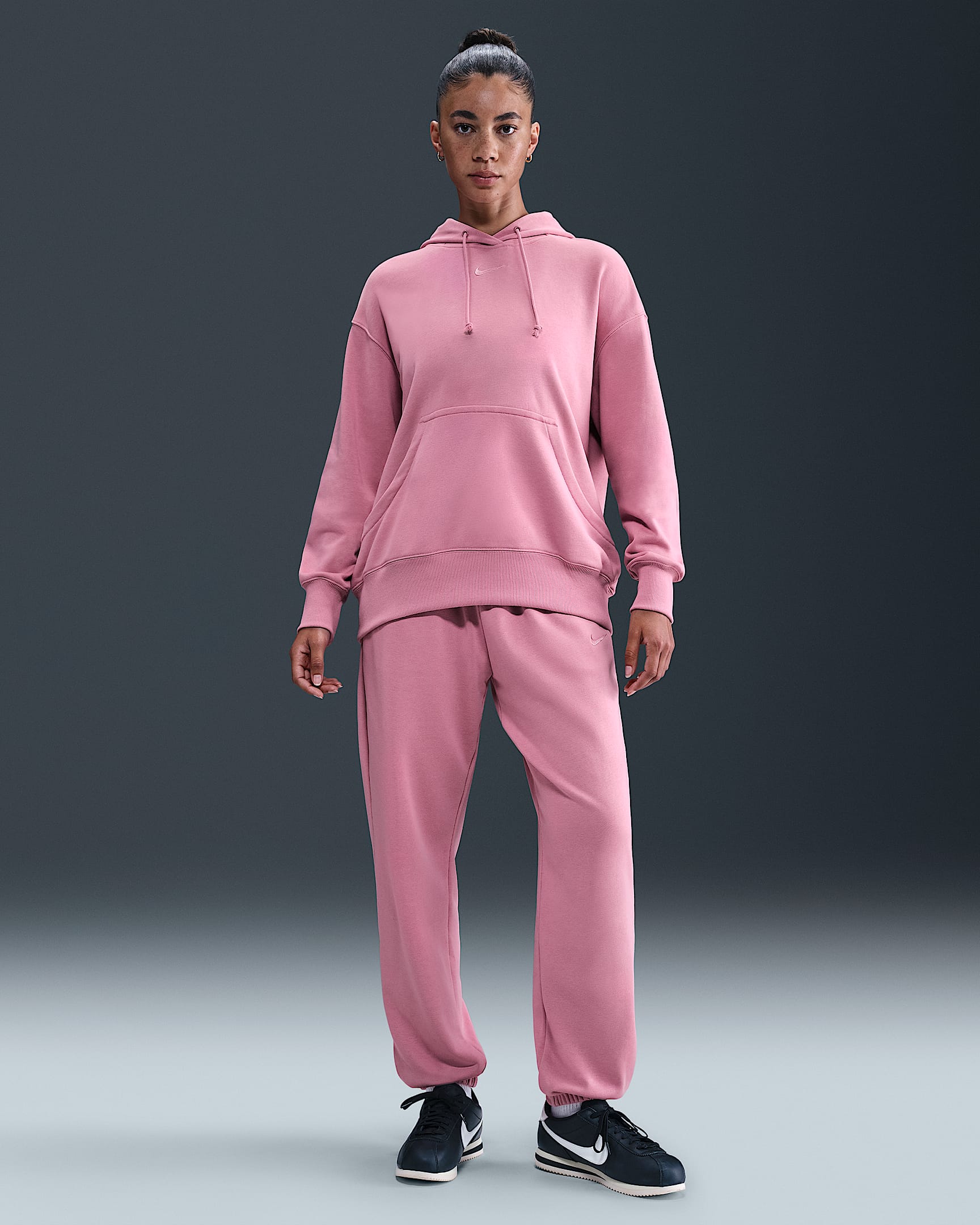 Pants de entrenamiento de French Terry oversized de tiro alto para mujer Nike Sportswear Phoenix Fleece - Rosa elemental/Rosa elemental