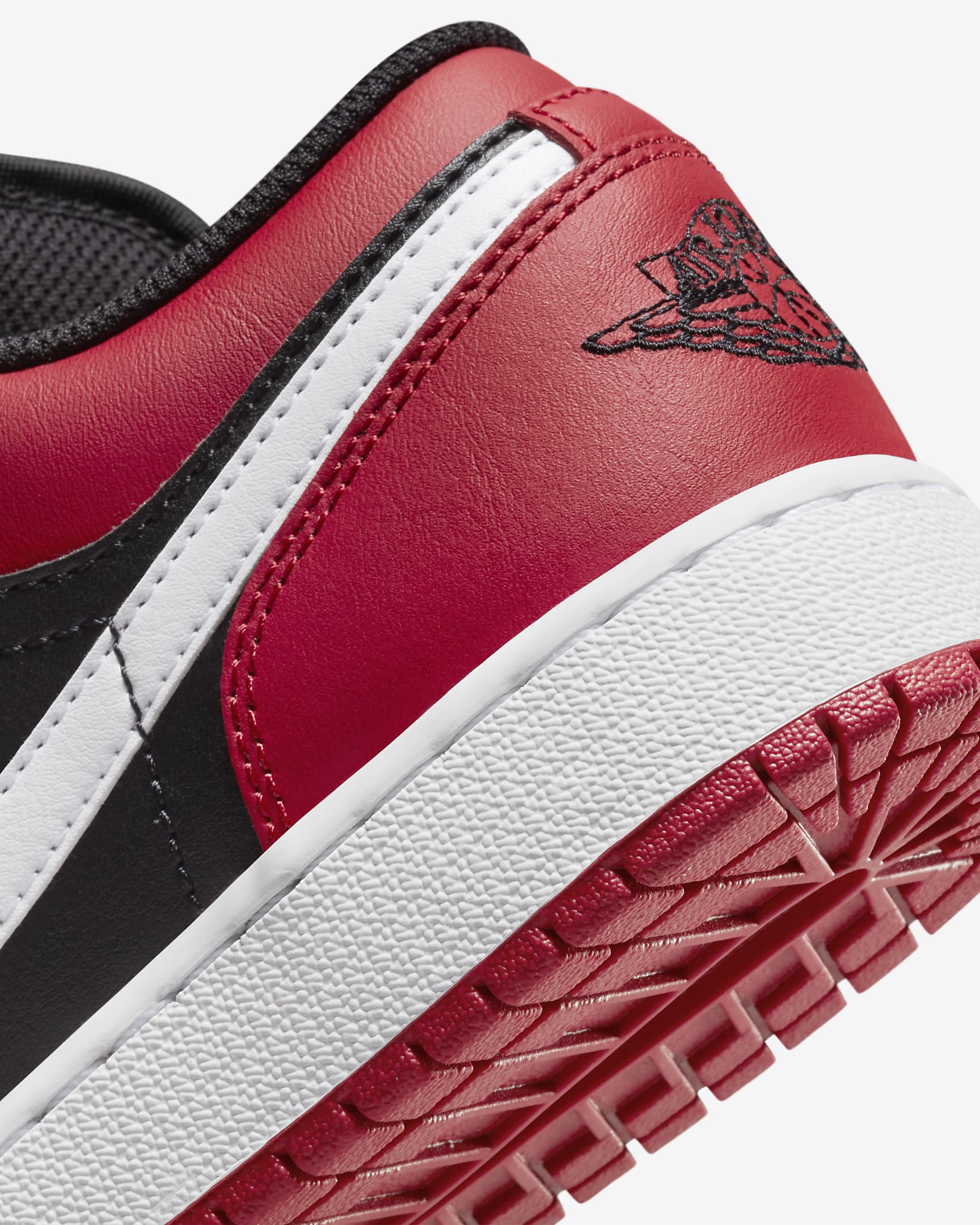 Air Jordan 1 Low Older Kids' Shoes. Nike SK