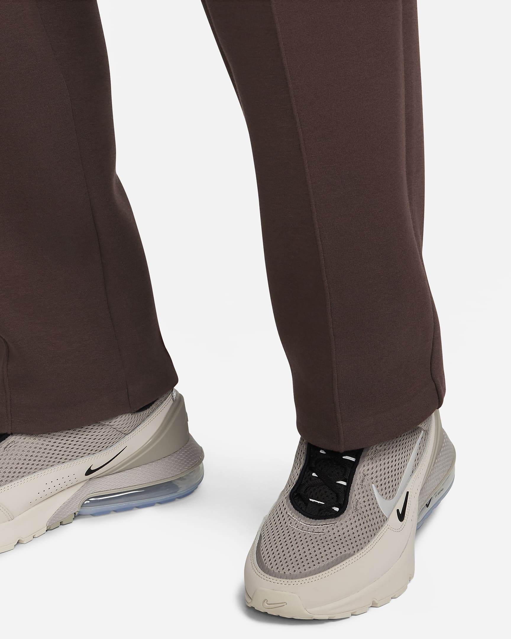 Pantalon de survêtement ample à ourlet ouvert Nike Sportswear Tech Fleece Reimagined pour homme - Baroque Brown