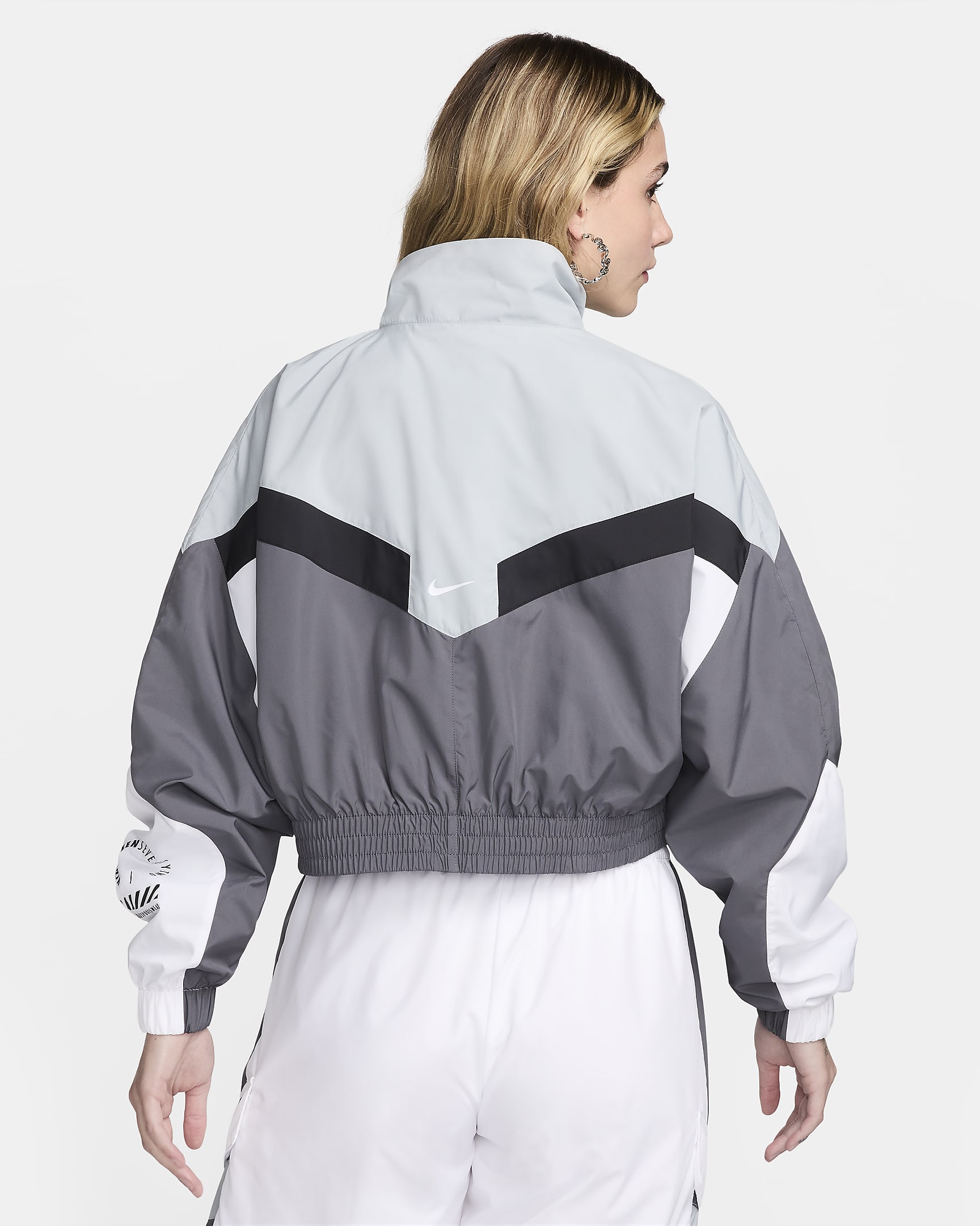 Nike Sportswear Chaqueta de tejido Woven - Mujer - Iron Grey/Light Pumice/Blanco