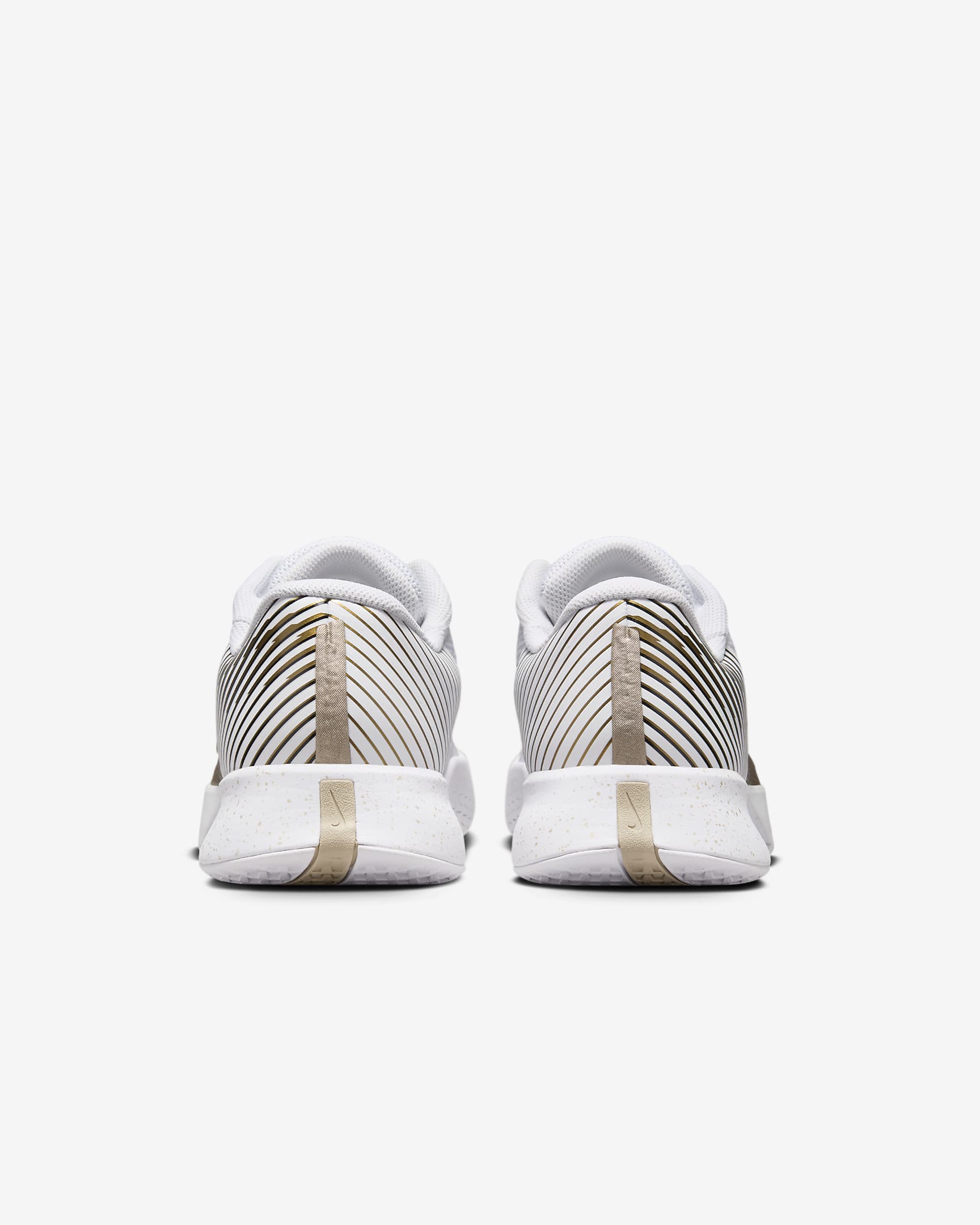 NikeCourt Vapor Pro 2 tennissko for hardcourt til herre - Hvit/Grand Purple/Metallic Gold Grain