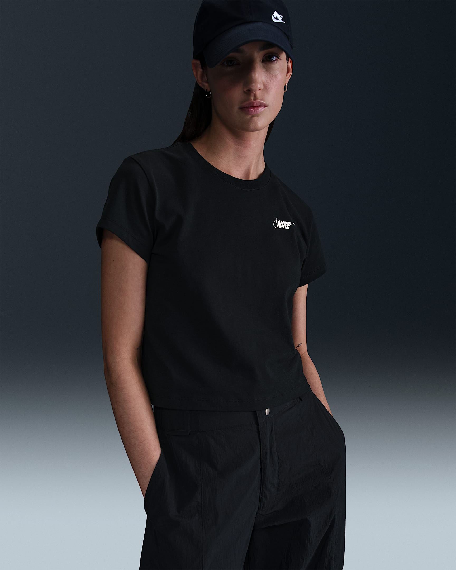 Playera de manga corta con gráfico cropped para mujer Nike Sportswear Club - Negro