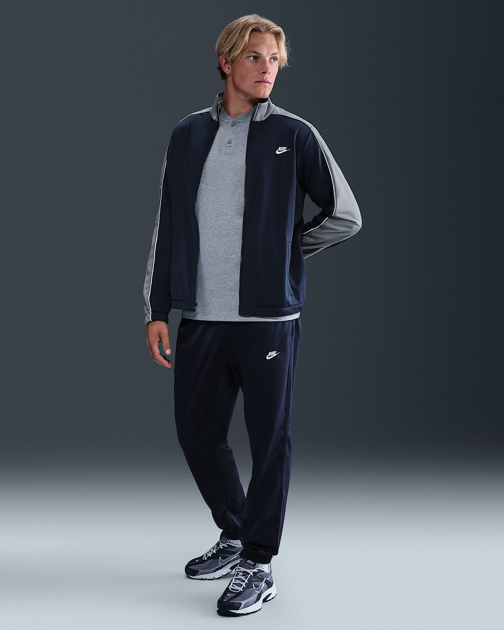 Tuta in maglia di poliestere Nike Sportswear Club – Uomo - Ossidiana/Smoke Grey/Bianco/Bianco