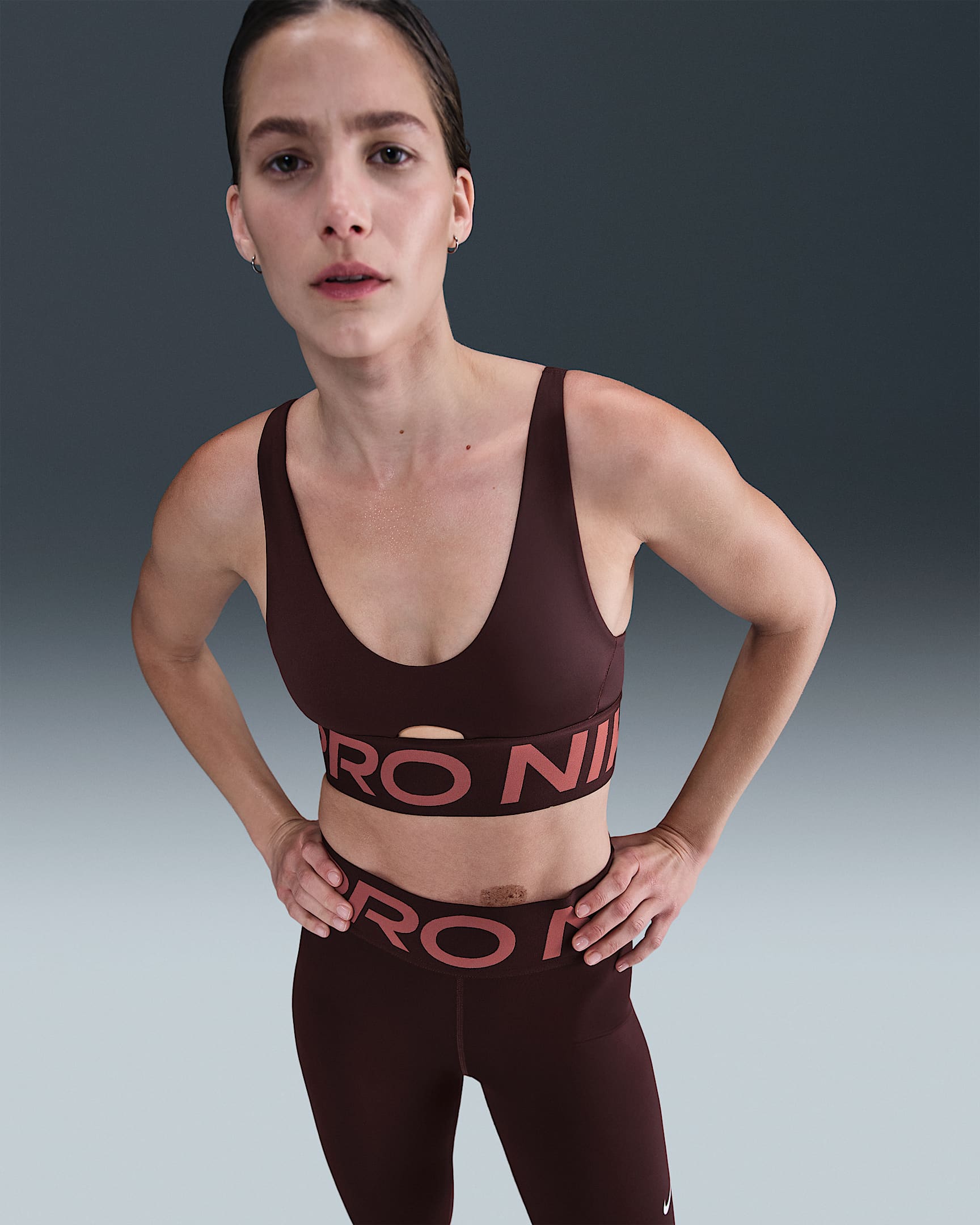 Nike Pro Indy Plunge sports-BH med innlegg og middels støtte til dame - Burgundy Crush/Canyon Rust/Hvit