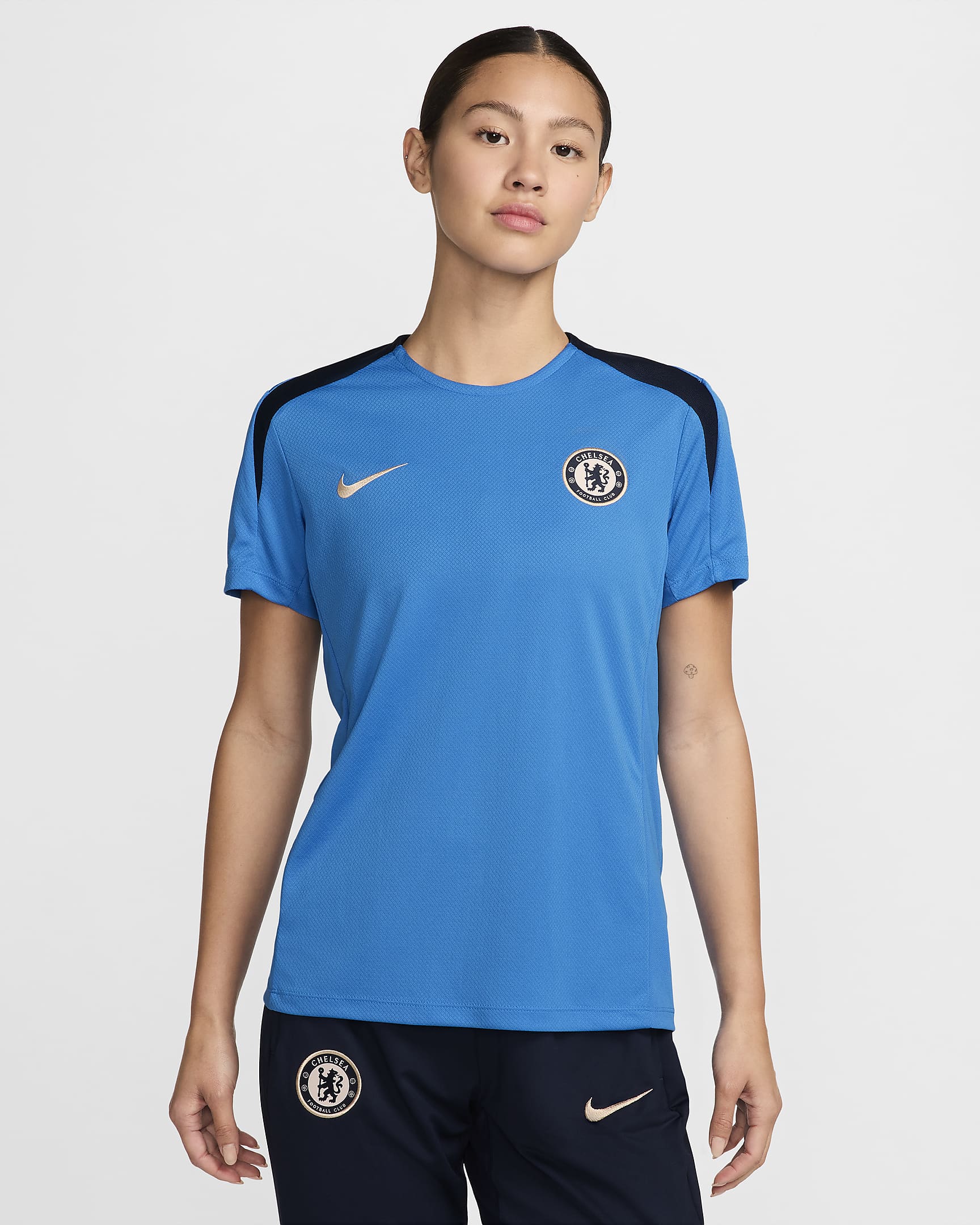 Maglia da calcio a manica corta Nike Dri-FIT Chelsea FC Strike – Donna - Light Photo Blue/Light Photo Blue/Ossidiana/Guava Ice