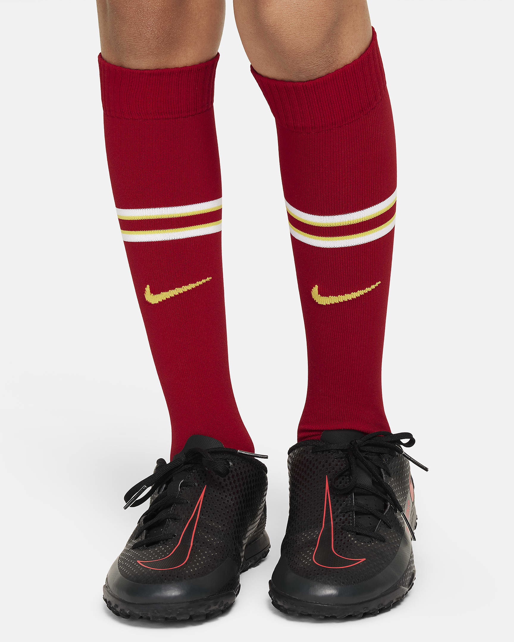 Conjunto de três peças de futebol de réplica Nike do equipamento principal Stadium Liverpool FC 2024/25 para criança - Vermelho Gym/Branco/Amarelo Chrome