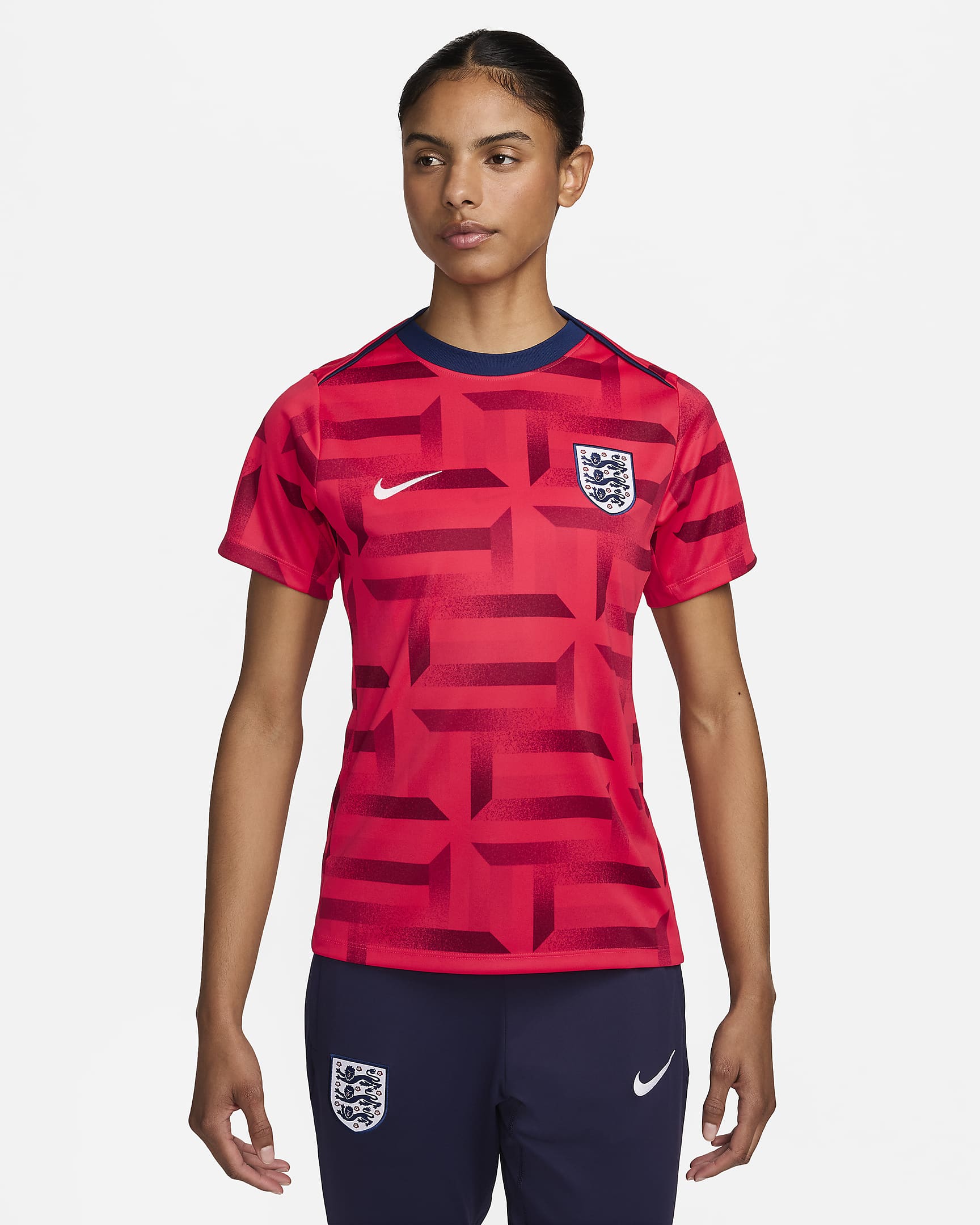 Damska przedmeczowa koszulka piłkarska z krótkim rękawem Nike Dri-FIT Anglia Academy Pro - Siren Red/Blue Void/Biel