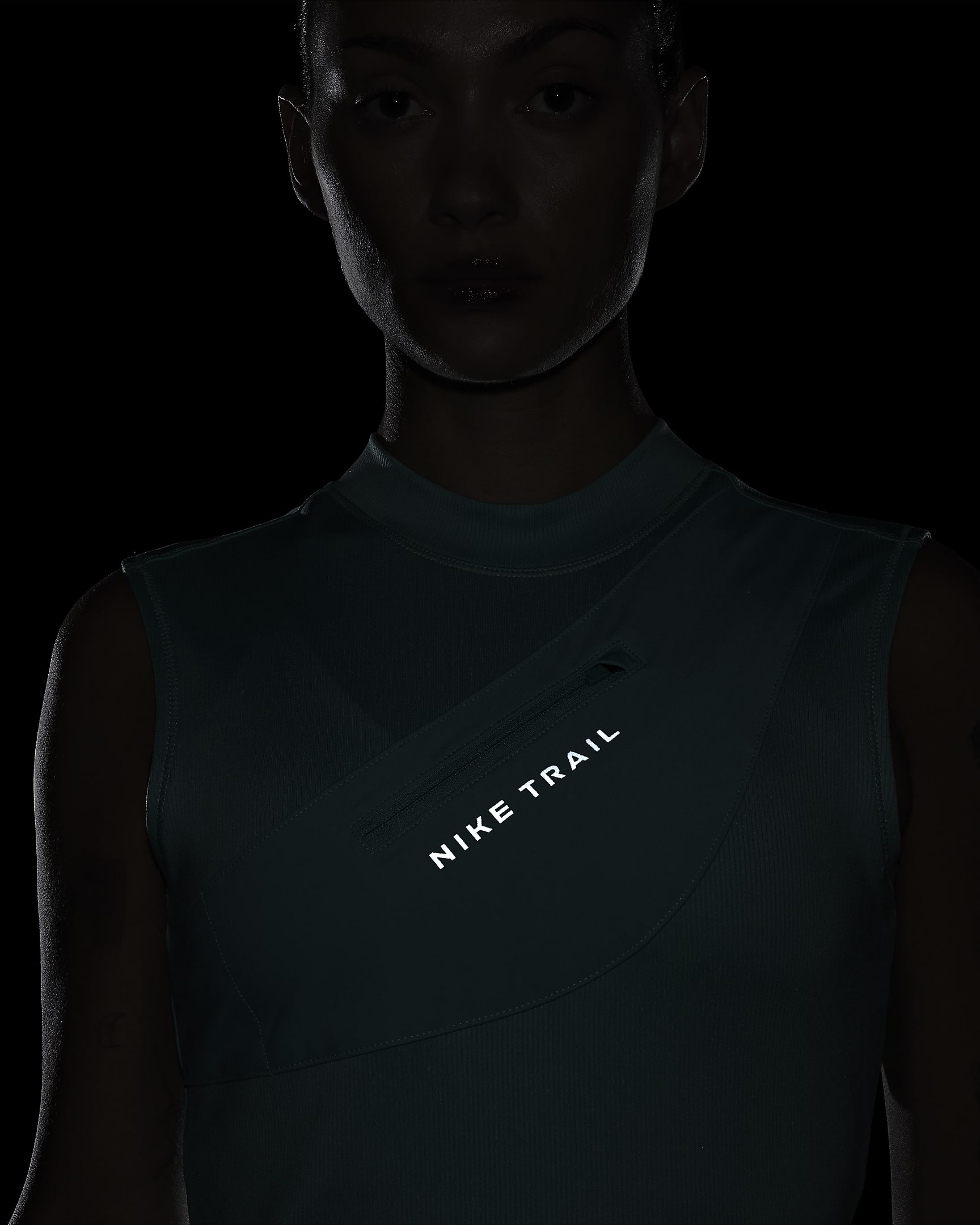 Camisola de running sem mangas com arrumação Dri-FIT Nike Trail para mulher - Verde Frost/Azul Smokey