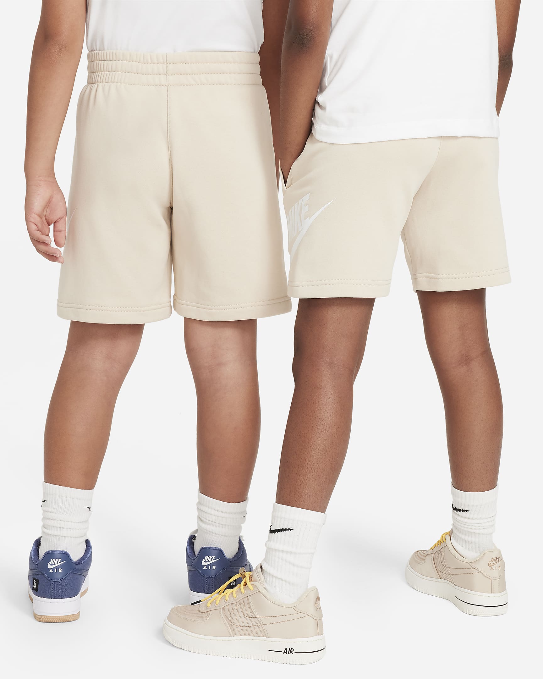 Shorts de French Terry para niños talla grande Nike Sportswear Club Fleece - Duna/Blanco