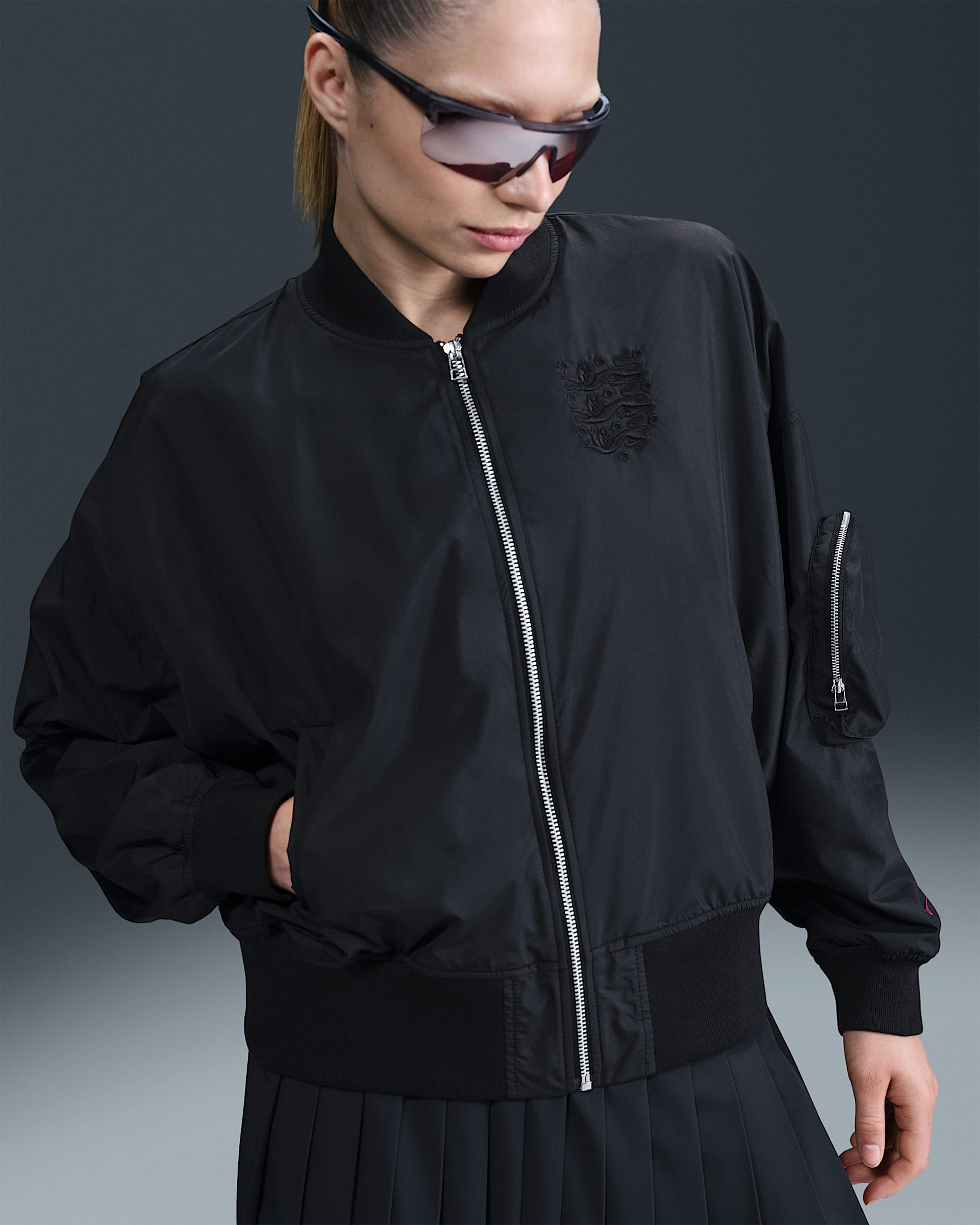 Engeland Essential Nike oversized voetbalbomberjack voor dames - Zwart/Vivid Purple/Vivid Purple
