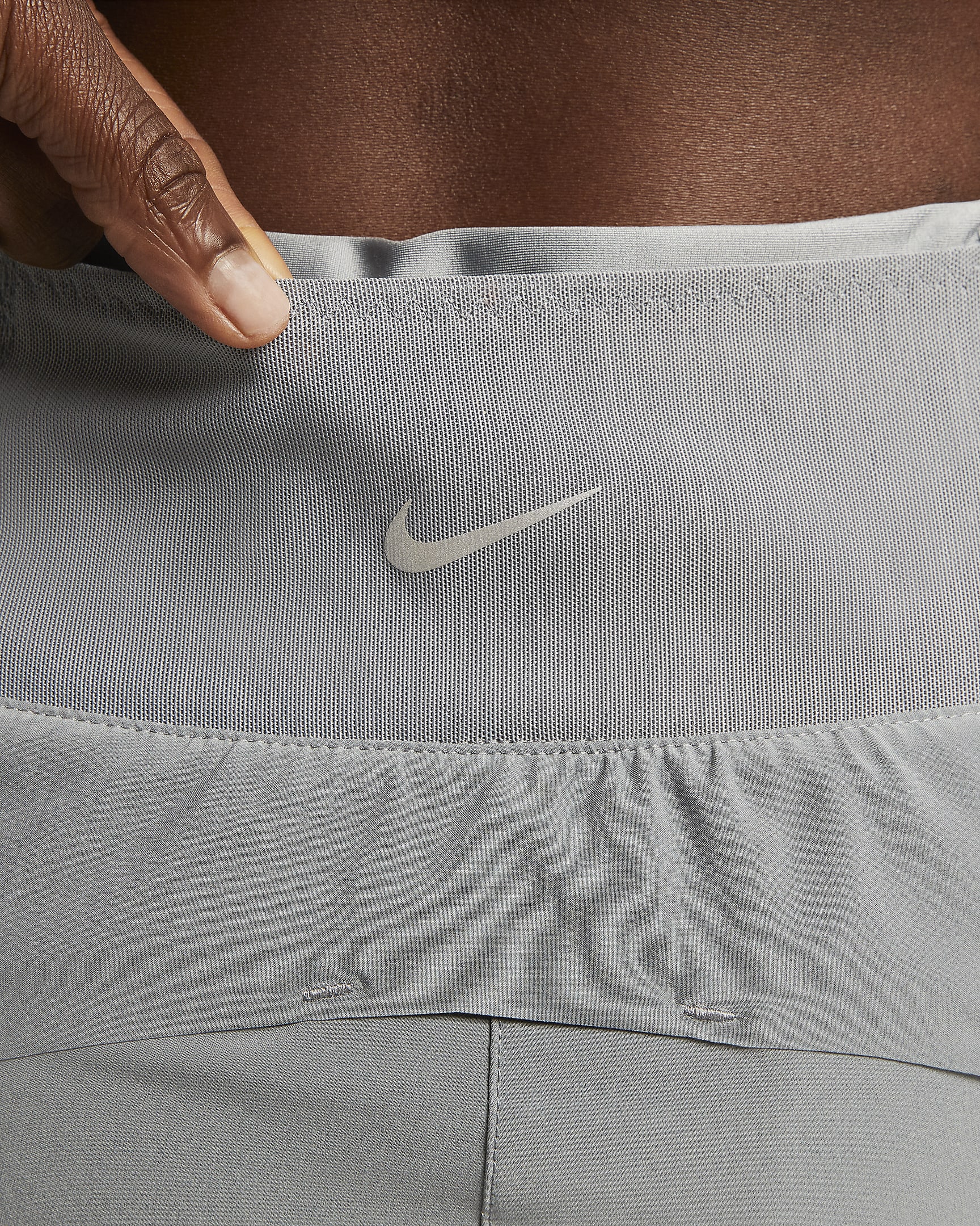 Shorts da running 2-in-1 a vita media con tasche 8 cm Nike Dri-FIT Swift – Donna - Smoke Grey