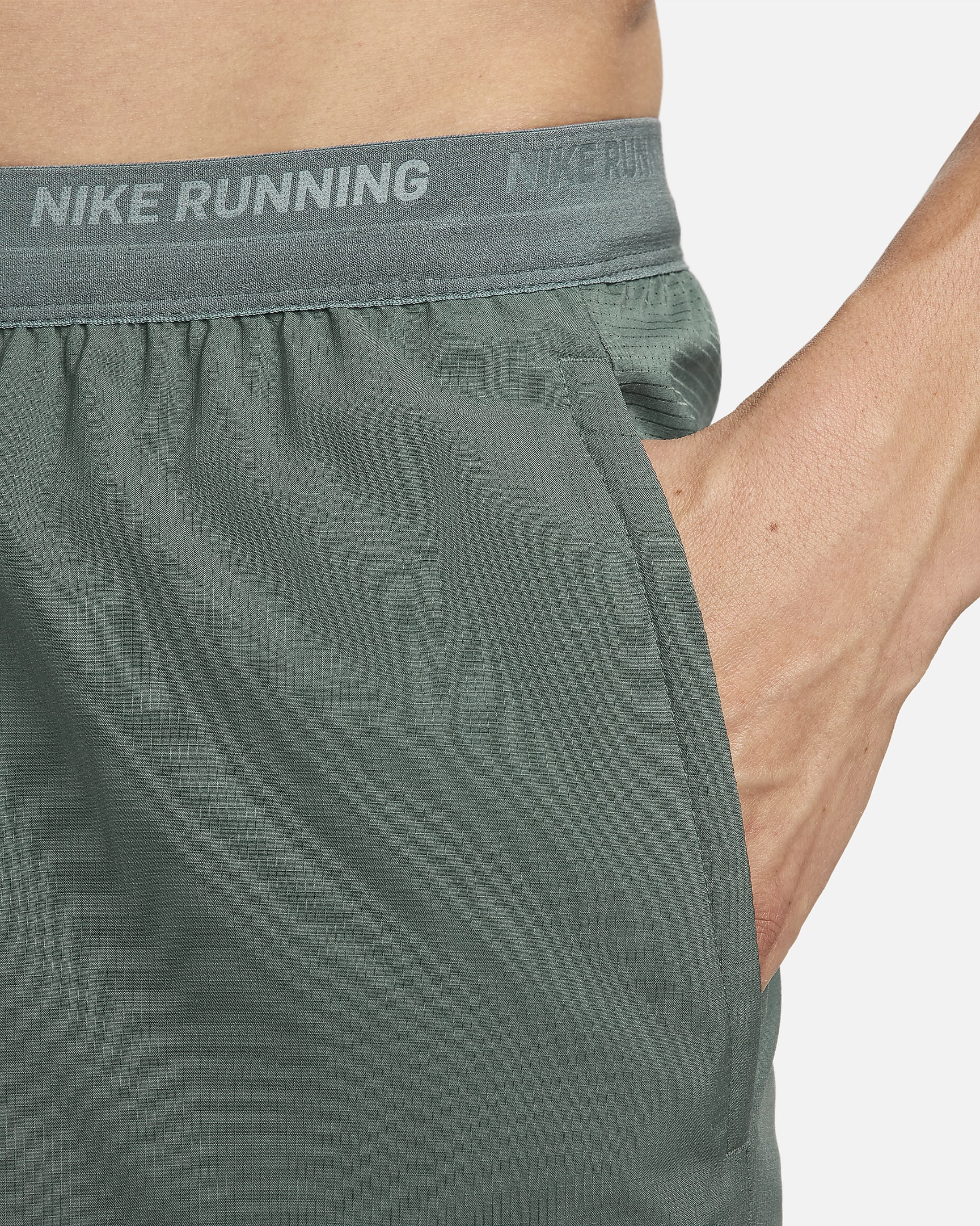 Nike Stride Dri-FIT 2-in-1 hardloopshorts voor heren (18 cm) - Vintage Green/Bicoastal/Zwart