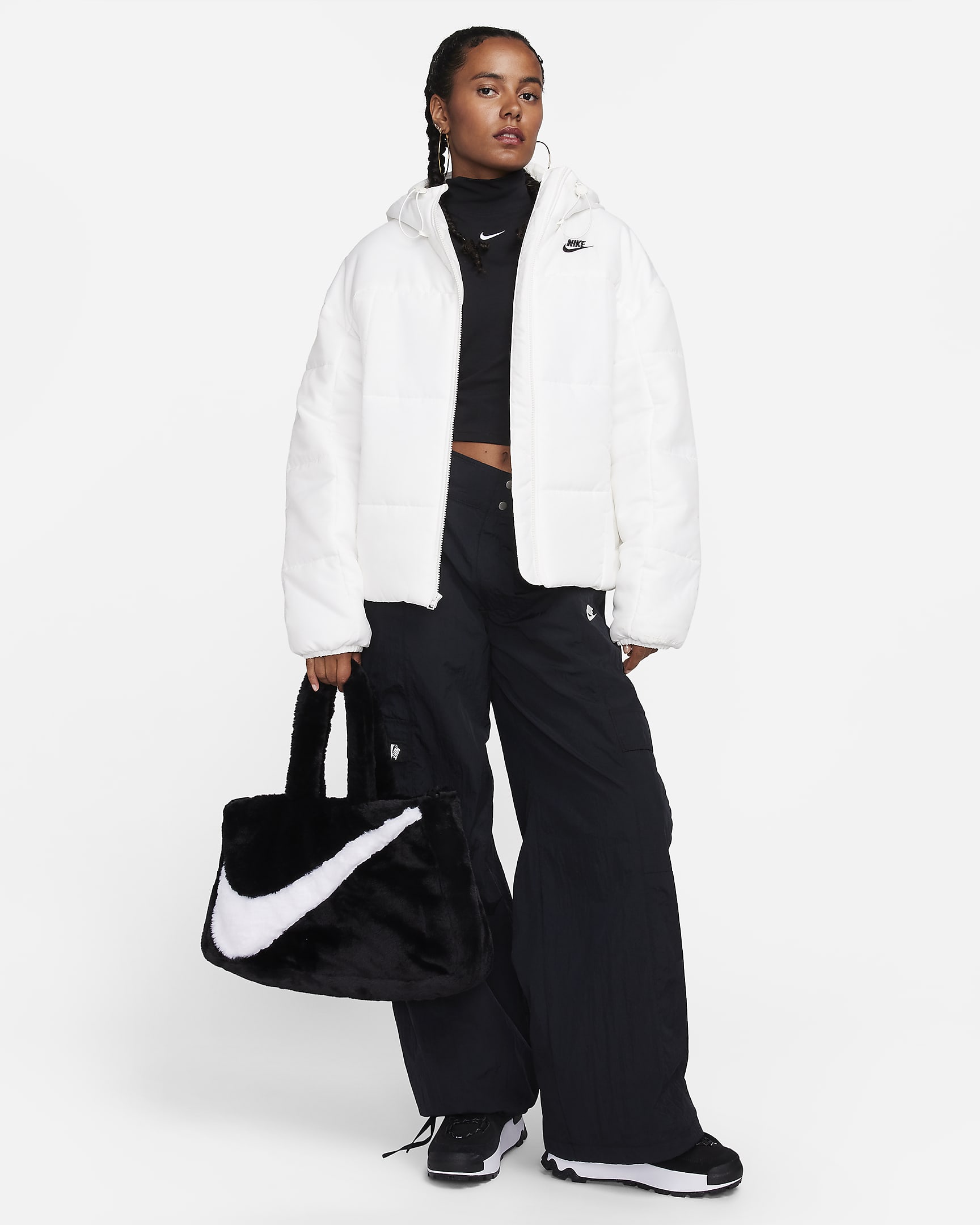 Damska kurtka z kapturem o luźnym kroju Therma-FIT Nike Sportswear Classic Puffer - Sail/Czerń