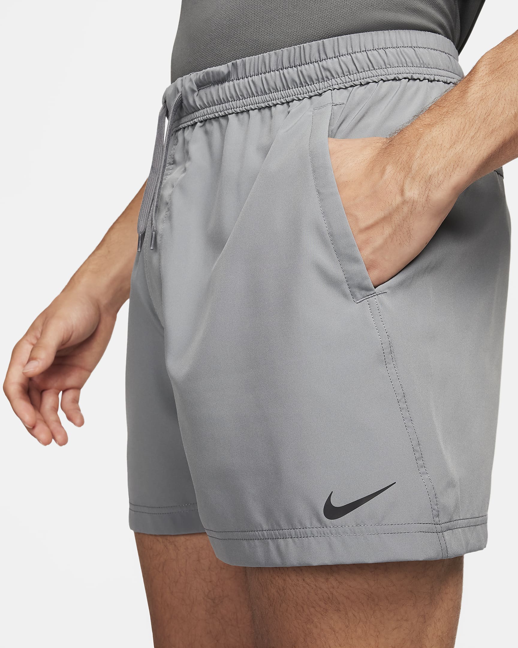 Shorts versátiles Dri-FIT de 13 cm sin forro para hombre Nike Form - Gris humo/Negro