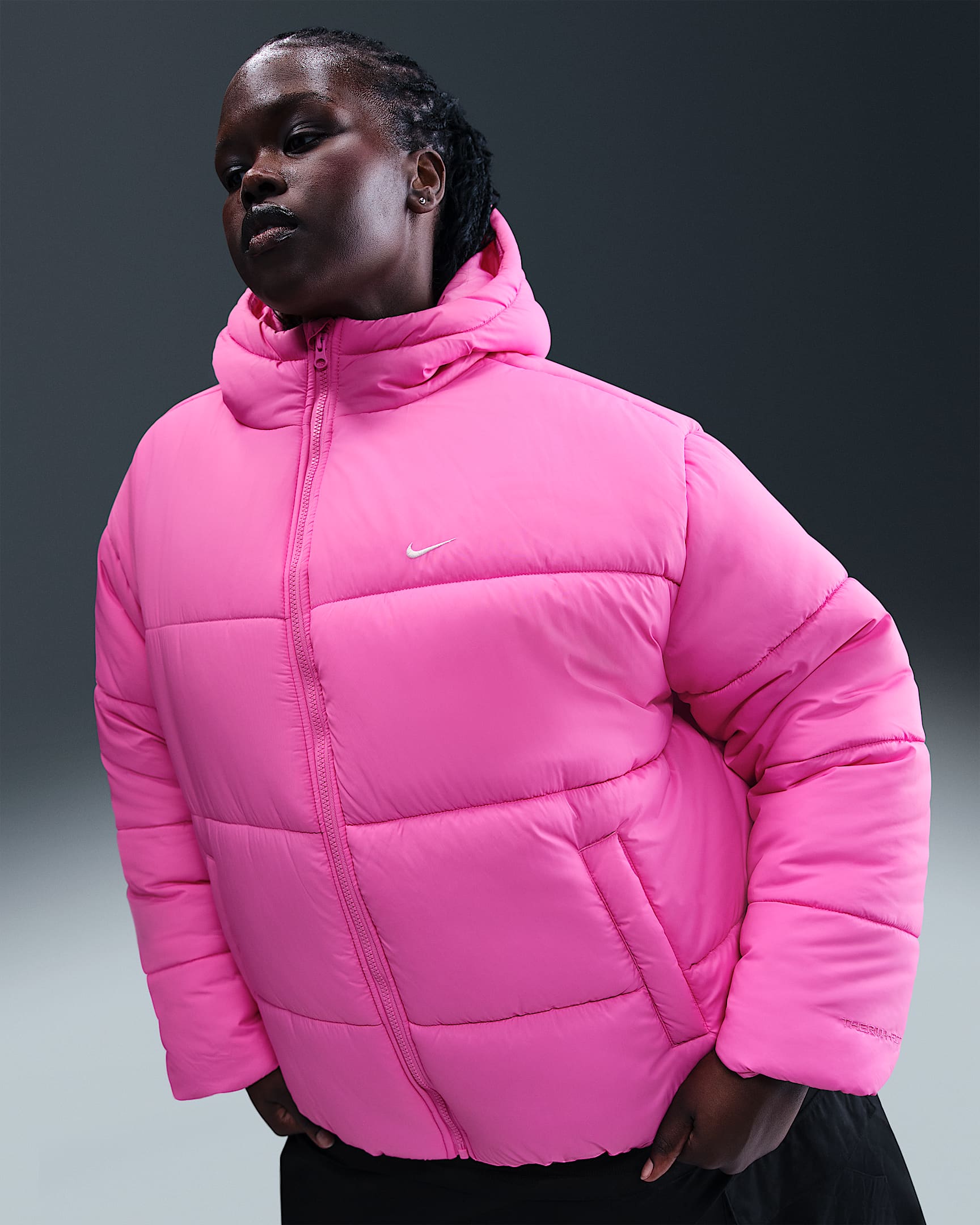 Chamarra Therma-FIT holgada con gorro para mujer (talla grande) Nike Sportswear Classic Puffer - Rosa alegre/Blanco