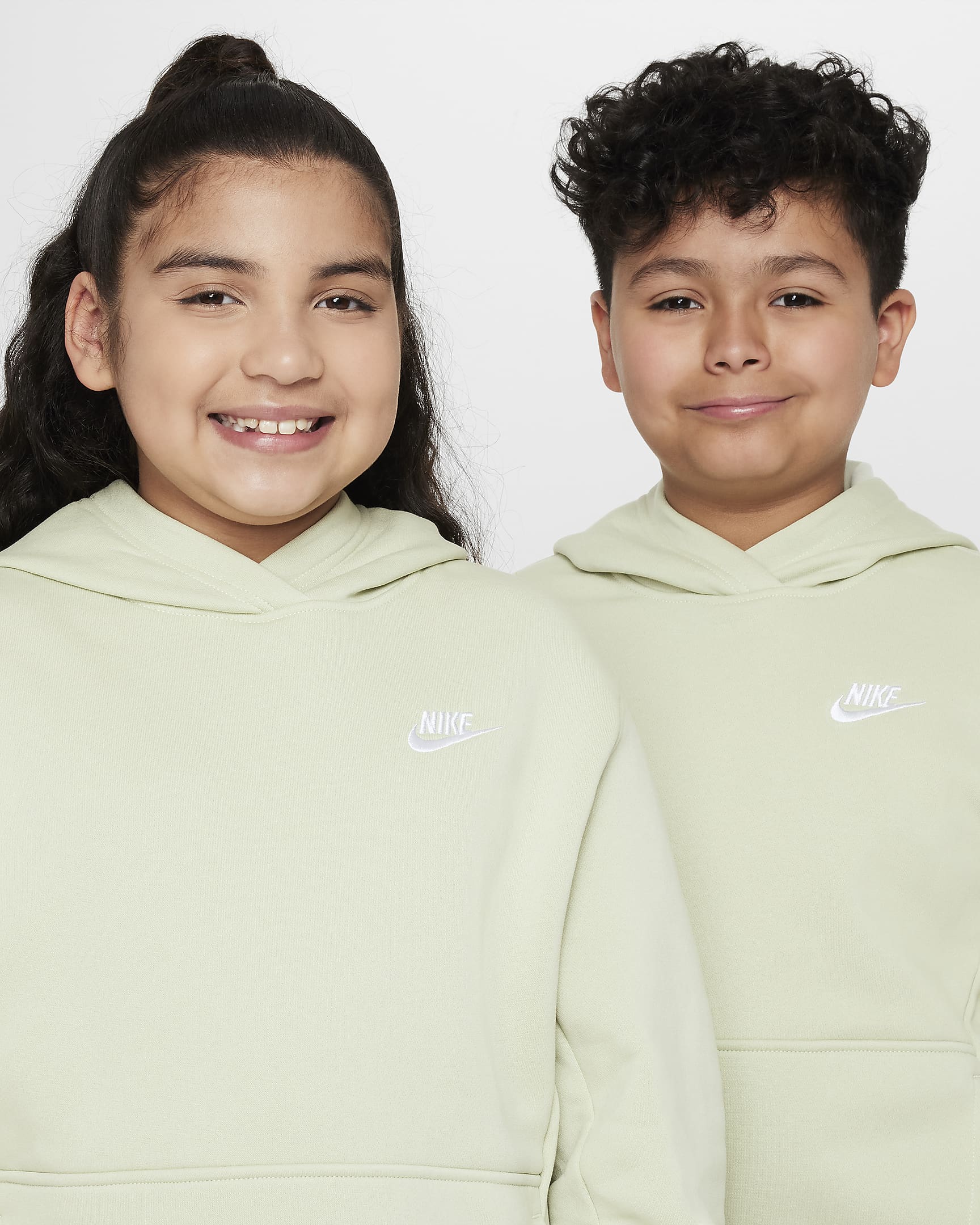 Sudadera con gorro sin cierre para niños talla grande (talla amplia) Nike Sportswear Club Fleece - Aura oliva/Blanco