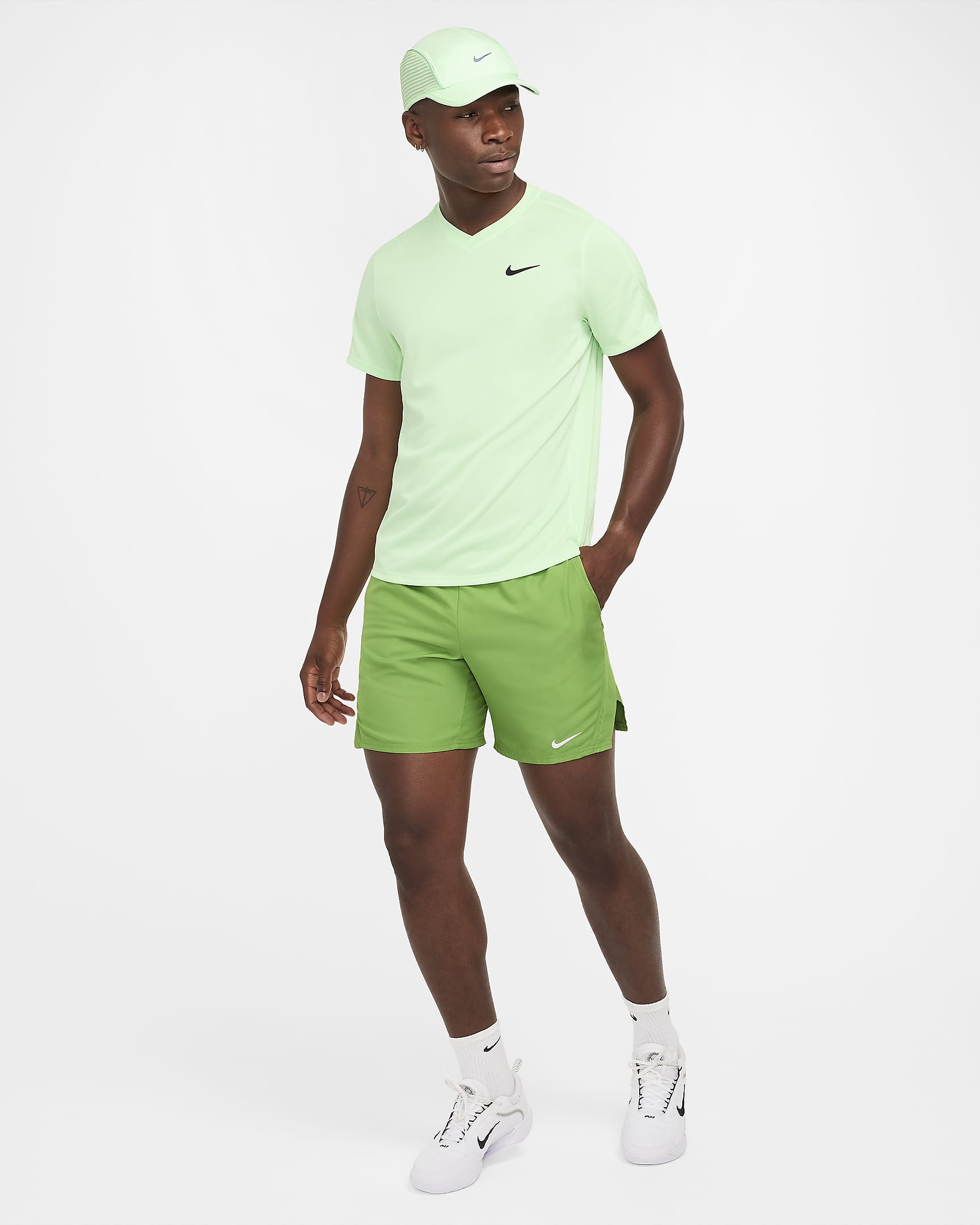 NikeCourt Victory Dri-FIT-tennisshort (18 cm) til mænd - Chlorophyll/hvid