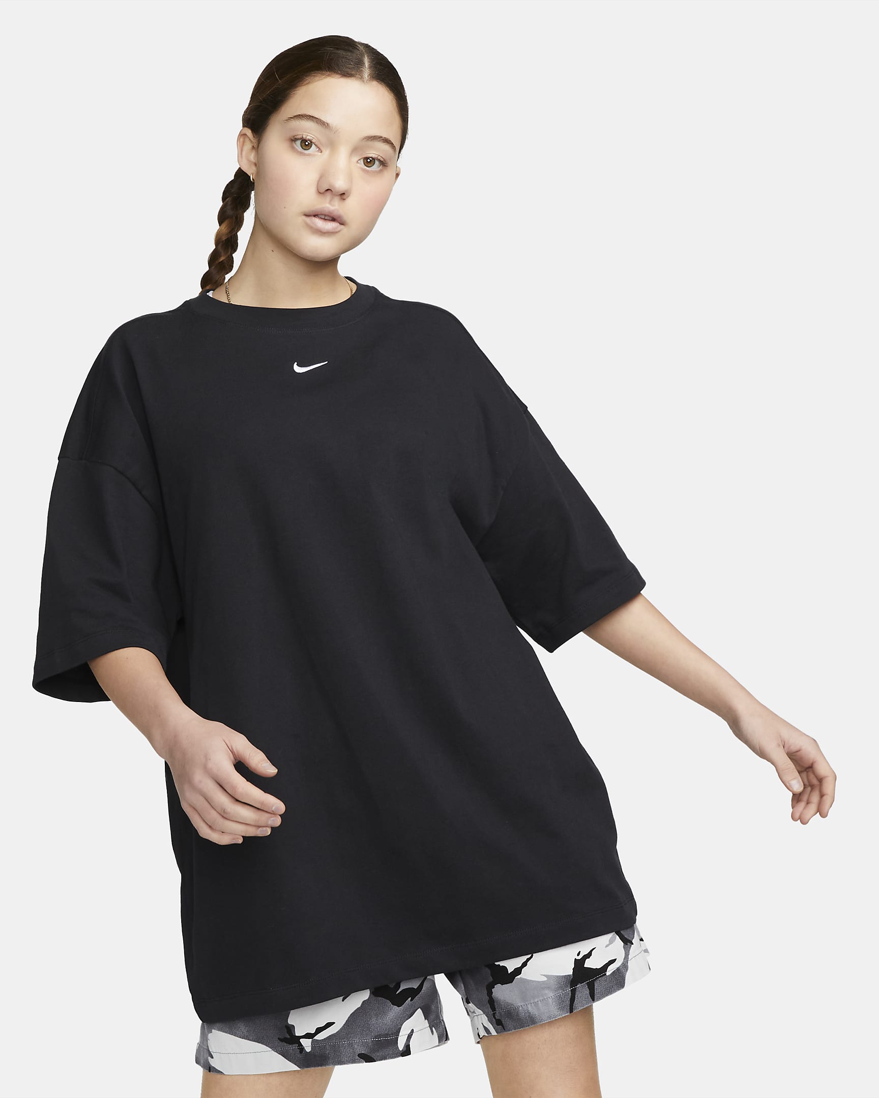 Playera Nike Sportswear Essential oversized para mujer - Negro/Blanco