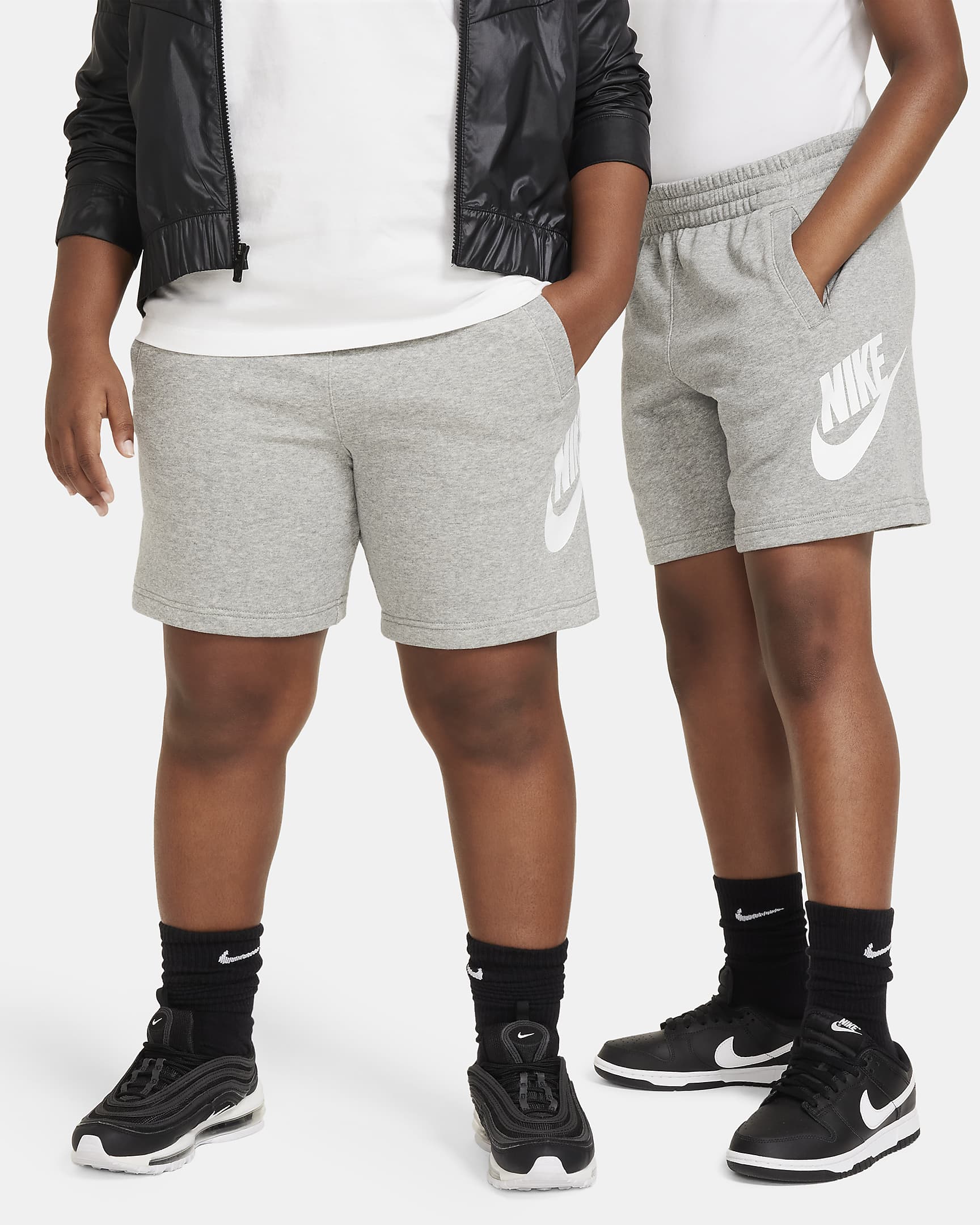 Nike Sportswear Club Fleece French-Terry-Shorts für ältere Kinder (erweiterte Größen) - Dark Grey Heather/Base Grey/Weiß