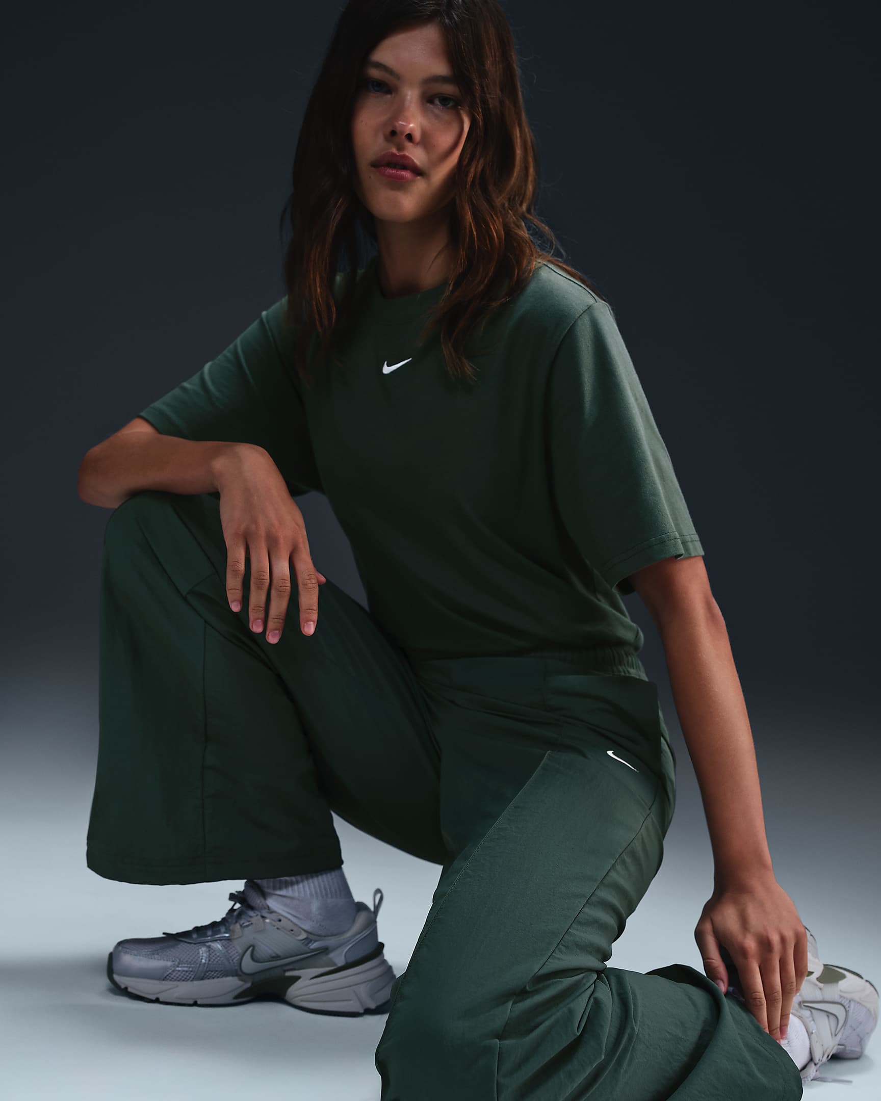 Pantalon taille mi-haute à ourlet ouvert Nike Sportswear Everything Wovens pour femme - Vintage Green/Sail