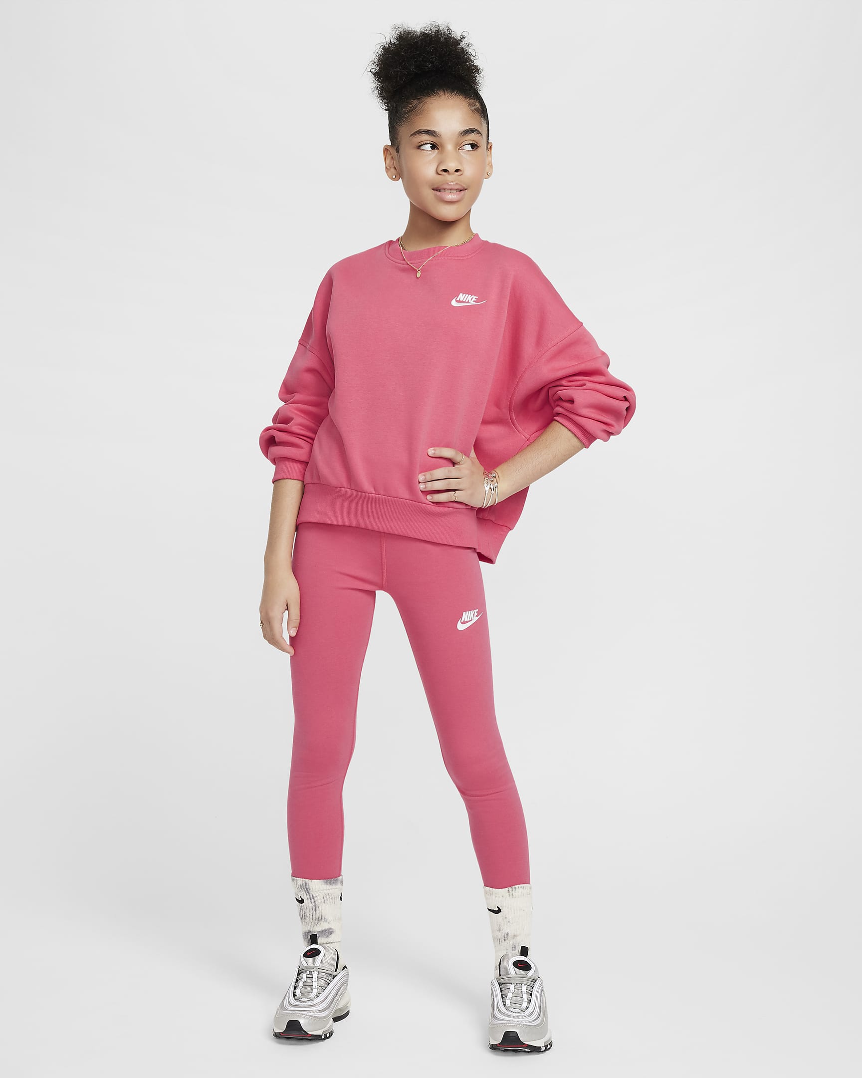 Nike Sportswear Club Fleece-Sweatshirt mit Rundhalsausschnitt und kastiger Passform (Mädchen) - Aster Pink/Weiß