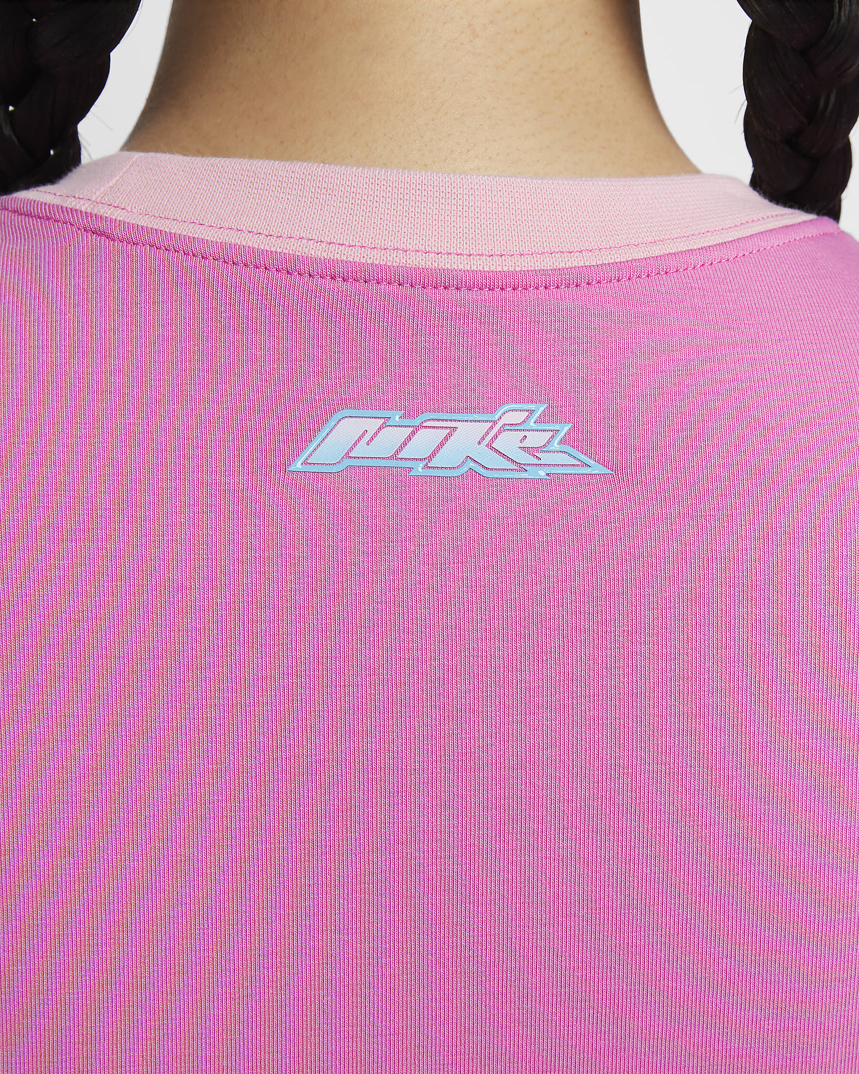 เสื้อยืดเอวลอยเข้ารูปผู้หญิง Nike Sportswear - Playful Pink