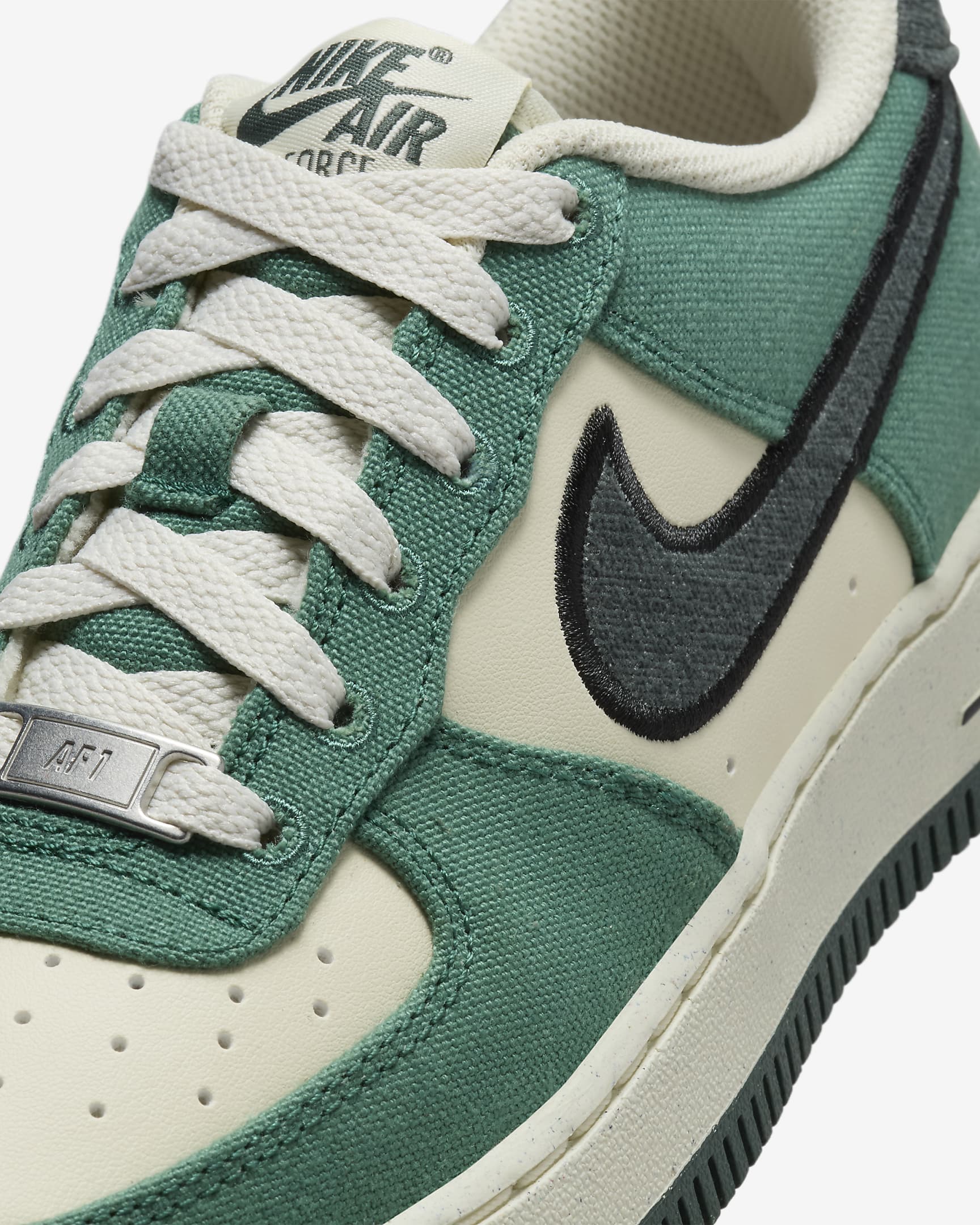 Nike Air Force 1 LV8 Older Kids' Shoes - Coconut Milk/Bicoastal/Gum Dark Brown/Vintage Green