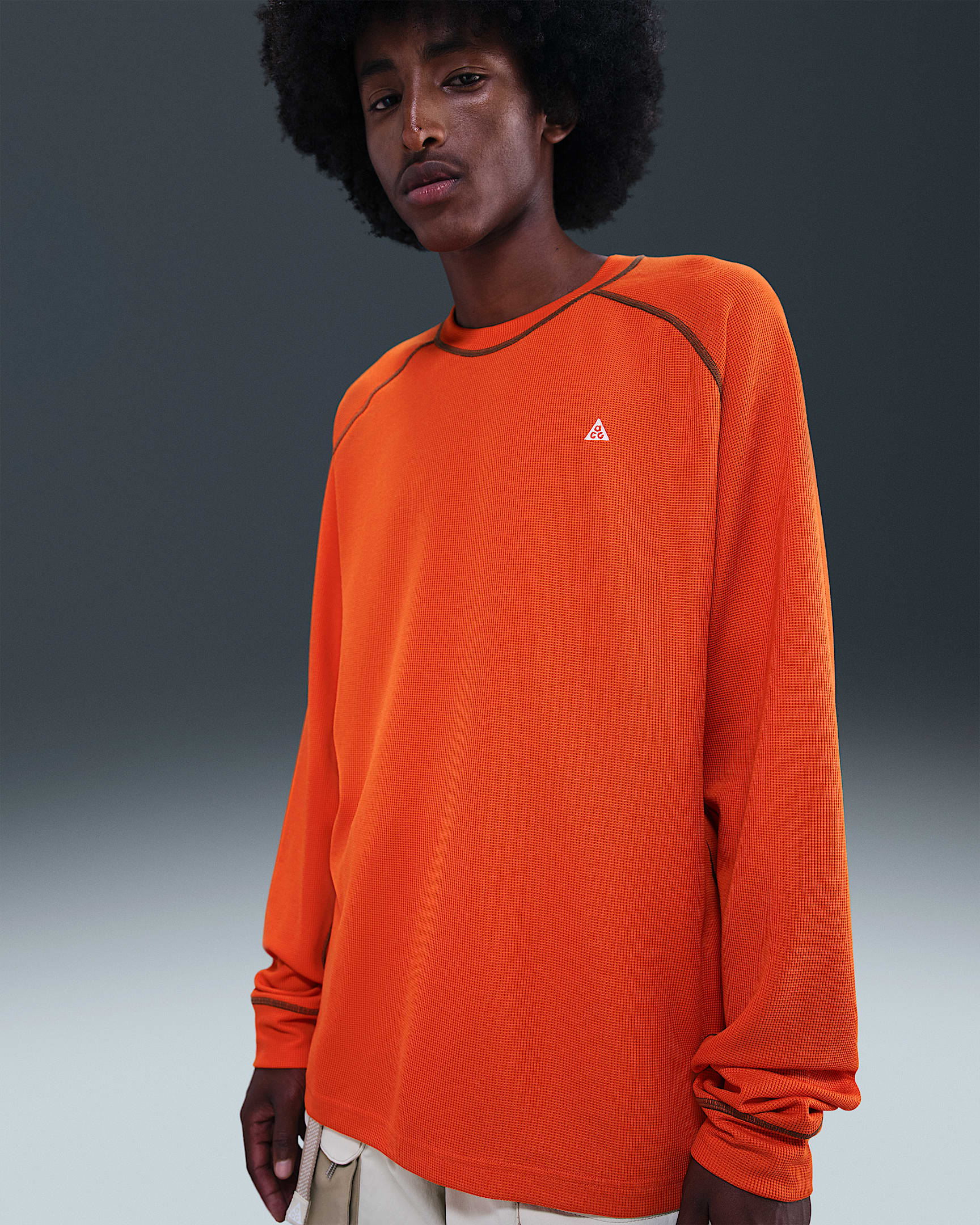 Playera de manga larga Dri-FIT ADV para hombre Nike ACG "Chinati" - Naranja seguridad/Marrón musgo/Blanco cumbre