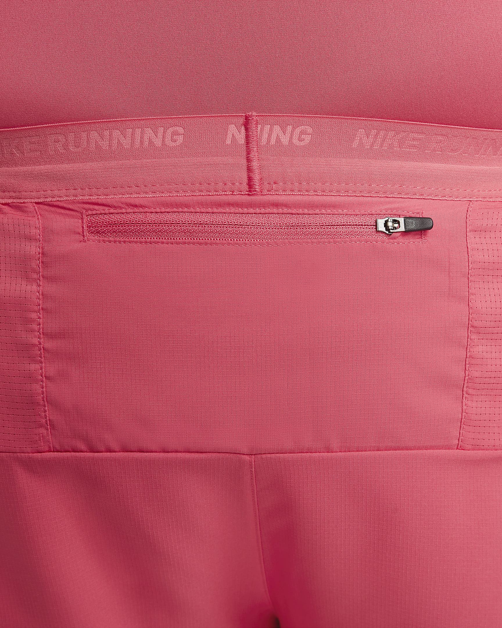 Shorts de correr Dri-FIT de 18 cm con forro de ropa interior para hombre Nike Stride - Rosa margarita/Negro