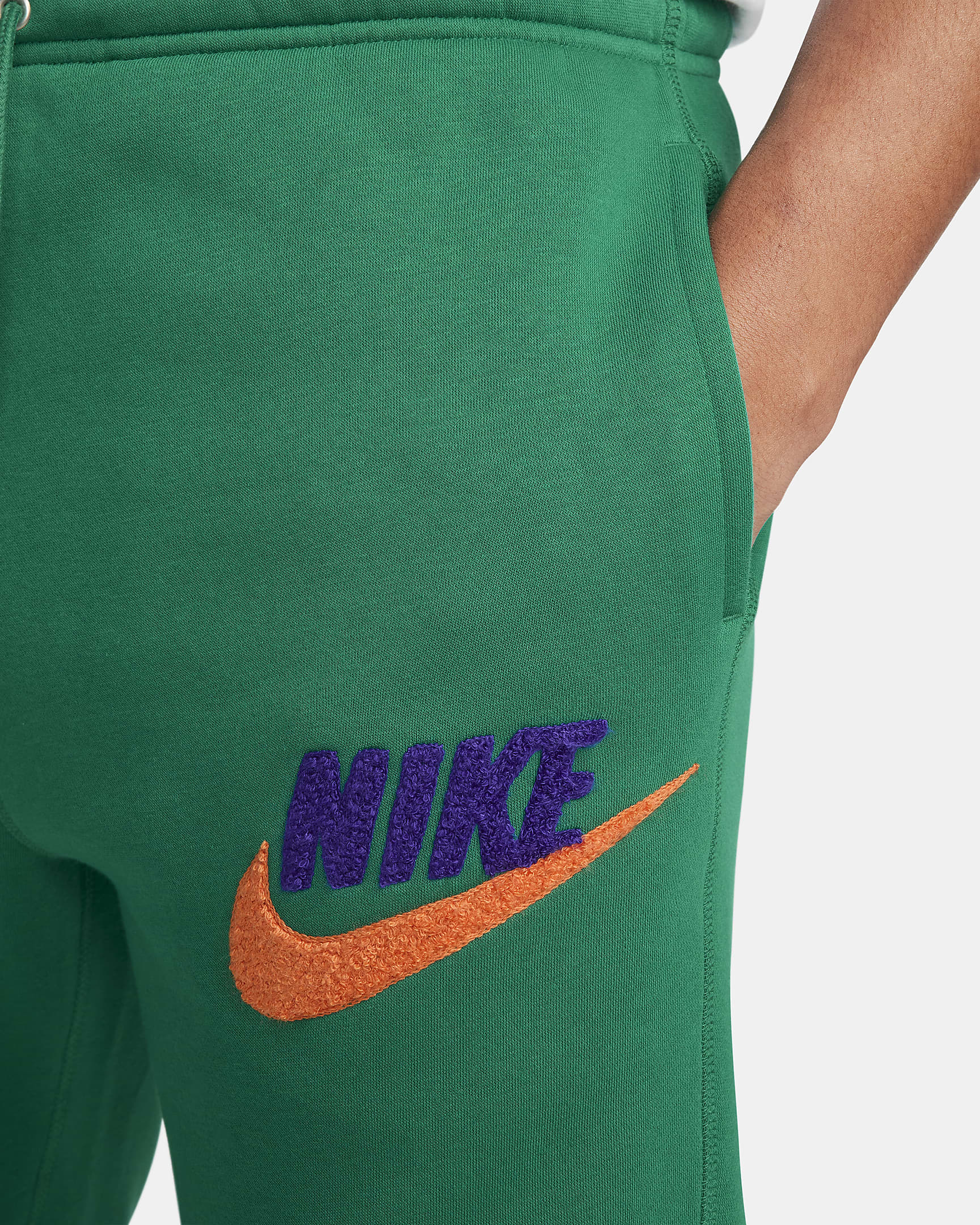 Nike Club Fleece-joggers til mænd - Malachite/Malachite/Safety Orange