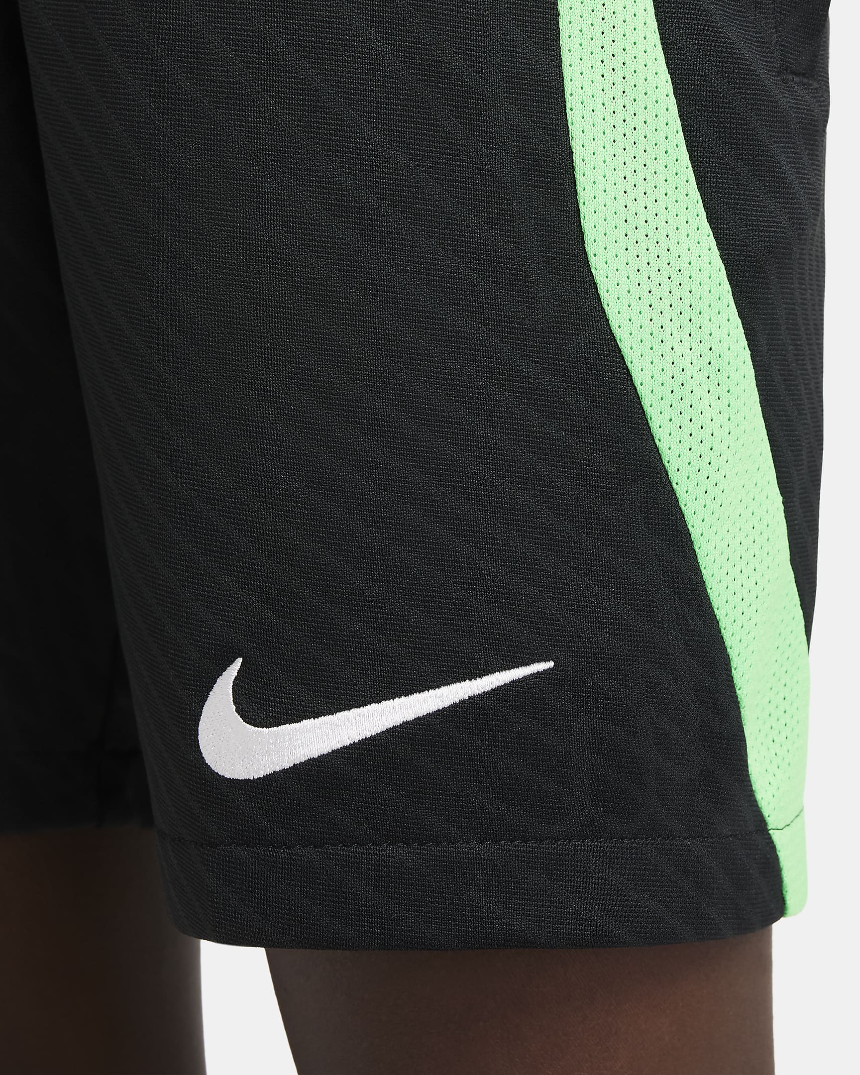 Shorts de fútbol de tejido Knit Nike Dri-FIT para niños talla grande del Liverpool FC Strike - Negro/Verde veneno/Blanco