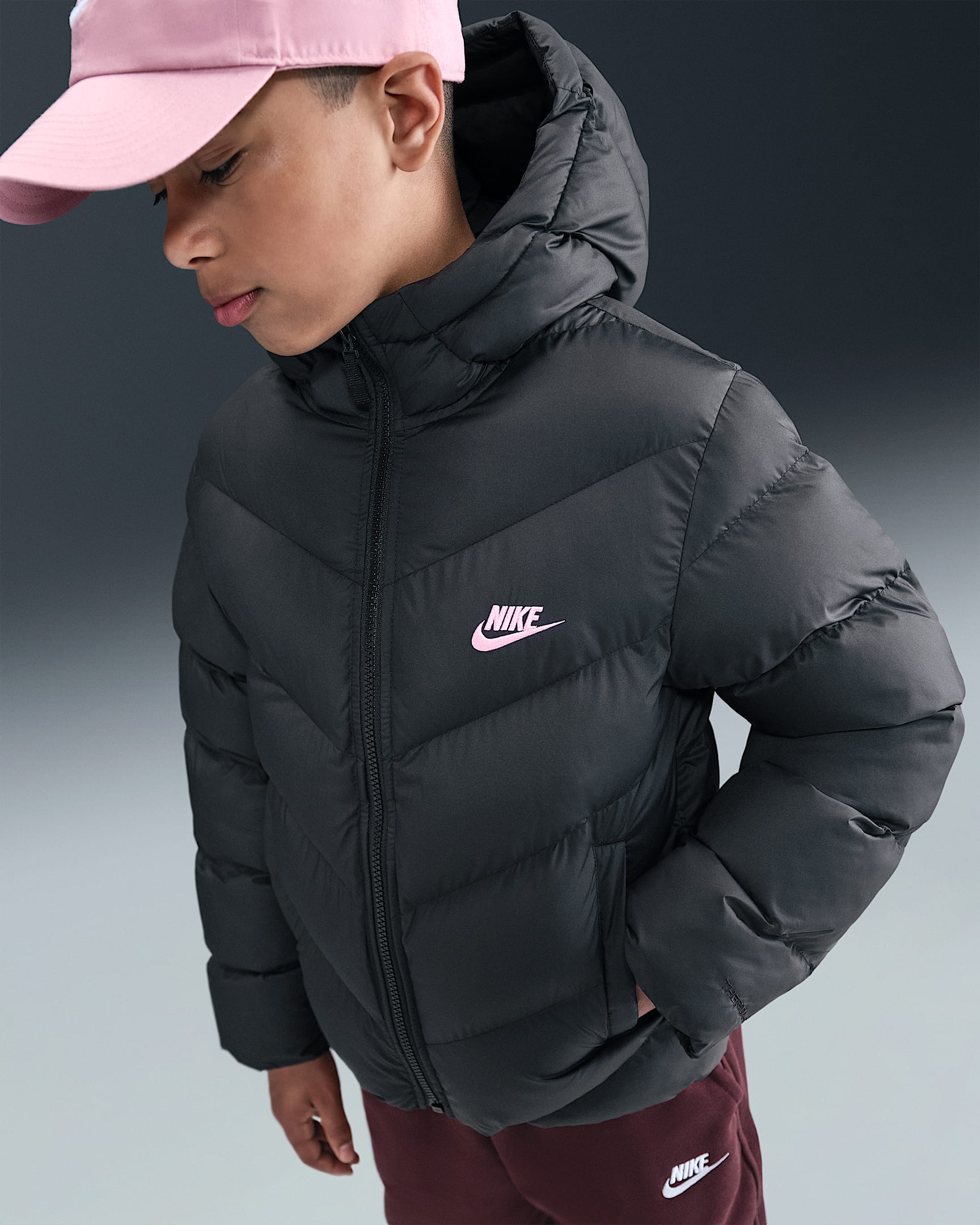 Nike Sportswear All Day Play Therma-FIT-Puffer-Jacke mit weiter Passform (ältere Kinder) - Schwarz/Medium Soft Pink