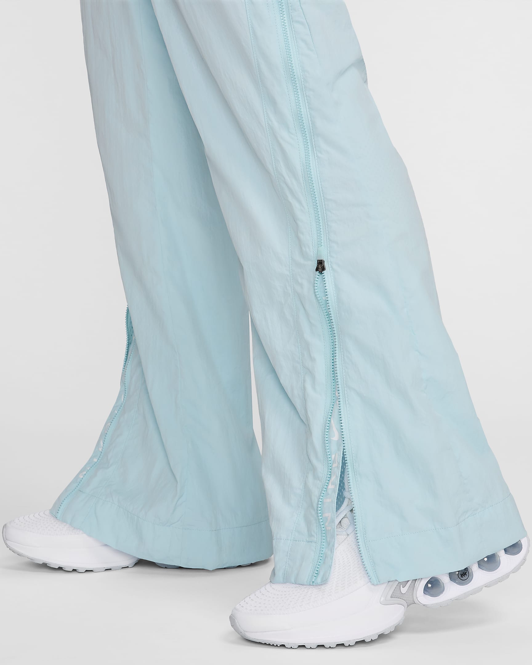 Nike Sportswear Collection Repel-Hose mit mittelhohem Bund und Reißverschluss (Damen) - Glacier Blue/Weiß