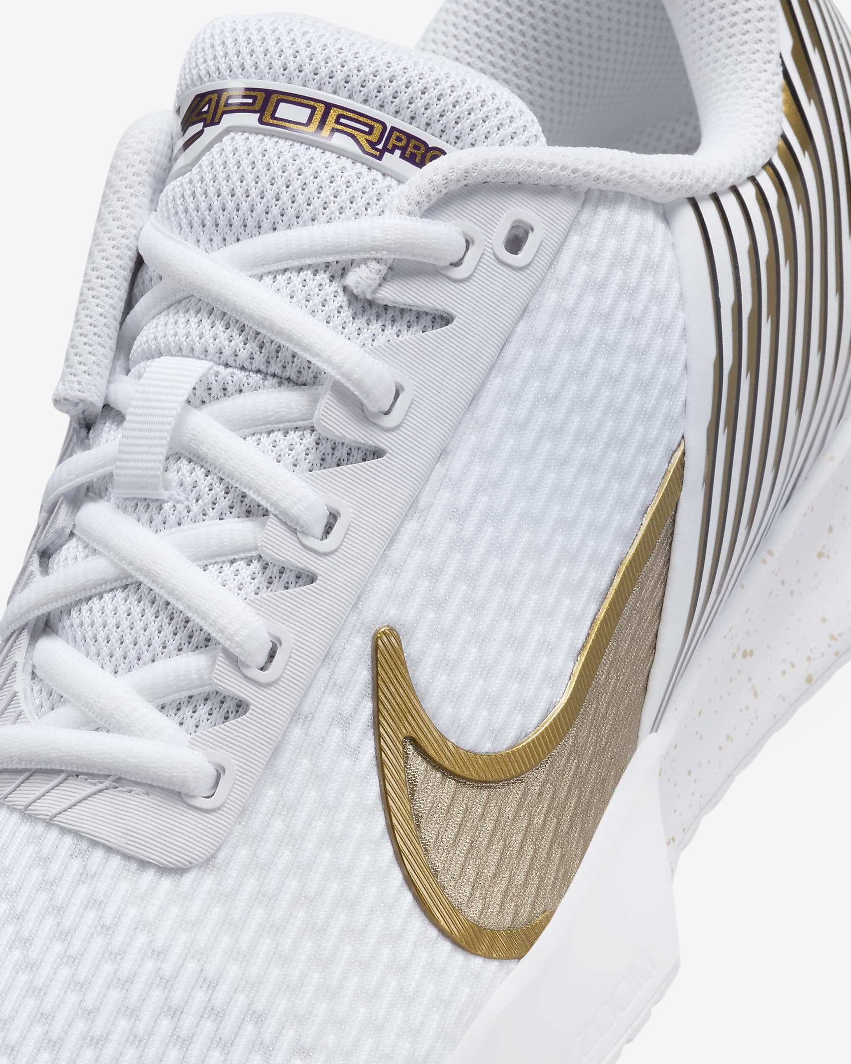 Tenis de tenis para cancha dura para mujer NikeCourt Vapor Pro 2 - Blanco/Morado grandioso/Oro metalizado con textura