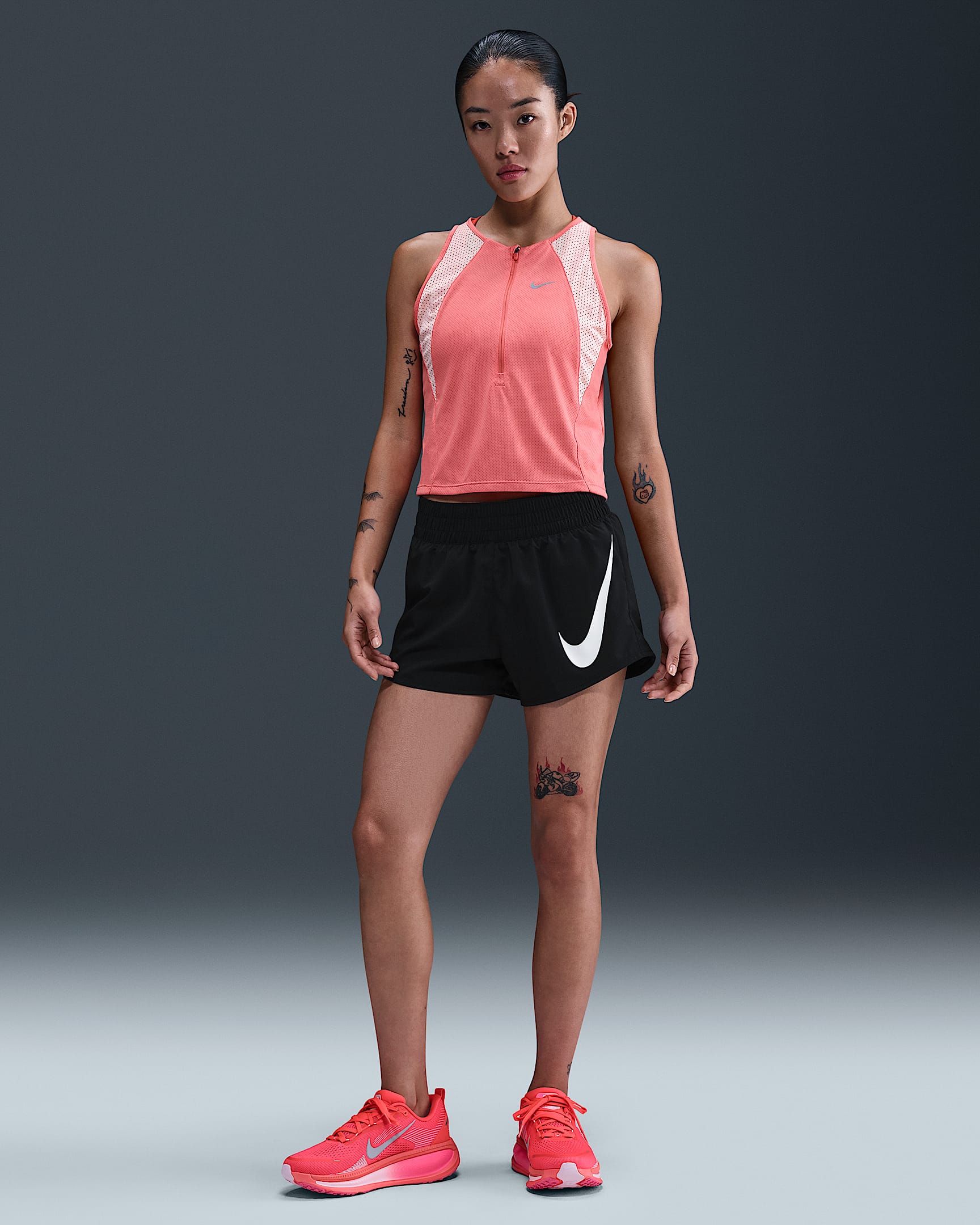 Nike One Swoosh 女款 Dri-FIT 中腰寬鬆 3" 隱藏式內裡跑步短褲 - 黑色/白色