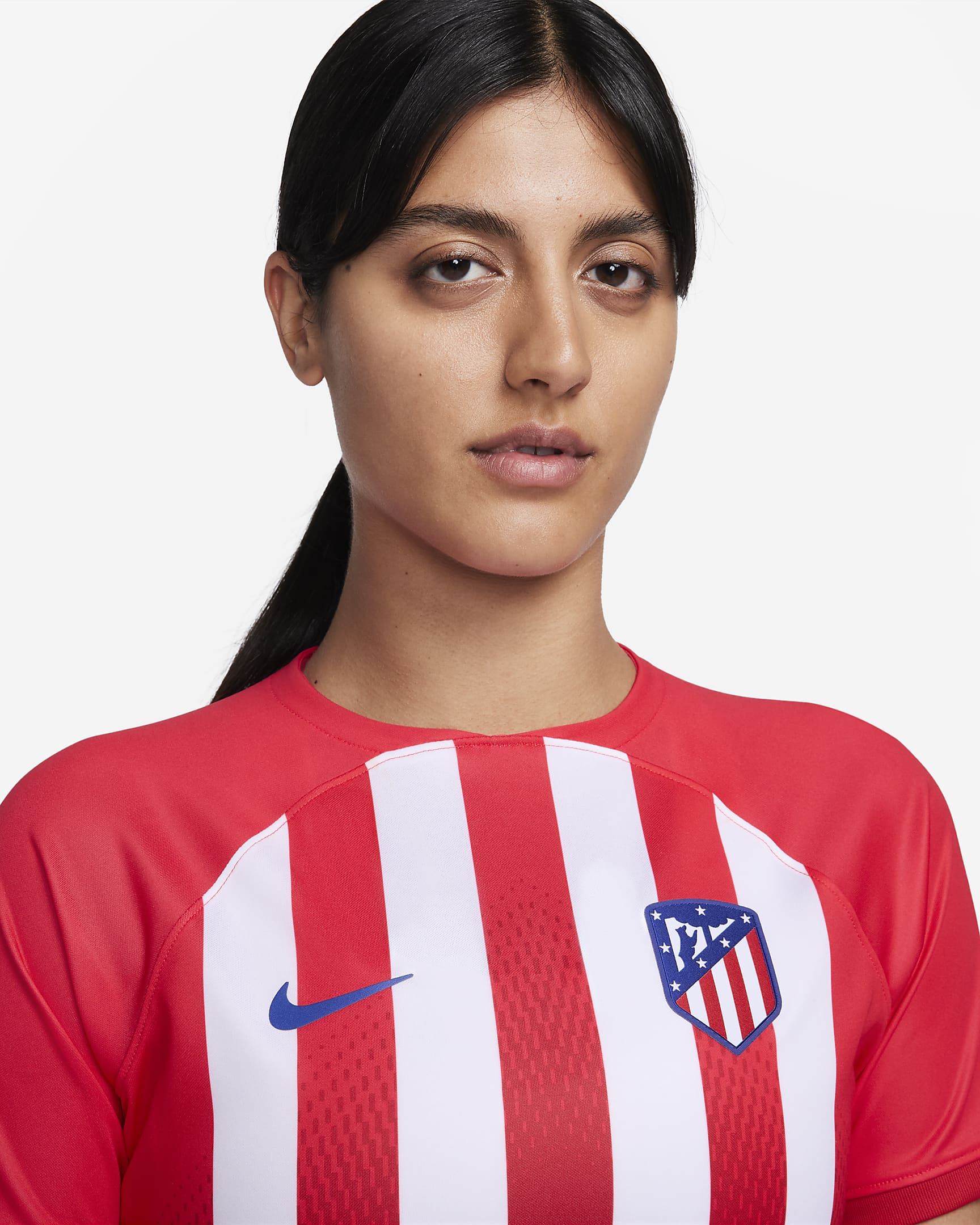 Jersey de fútbol Nike Dri-FIT del Club Atlético de Madrid local 2023/24 Stadium para mujer - Rojo deportivo/Rojo mundial/Blanco/Azul eléctrico