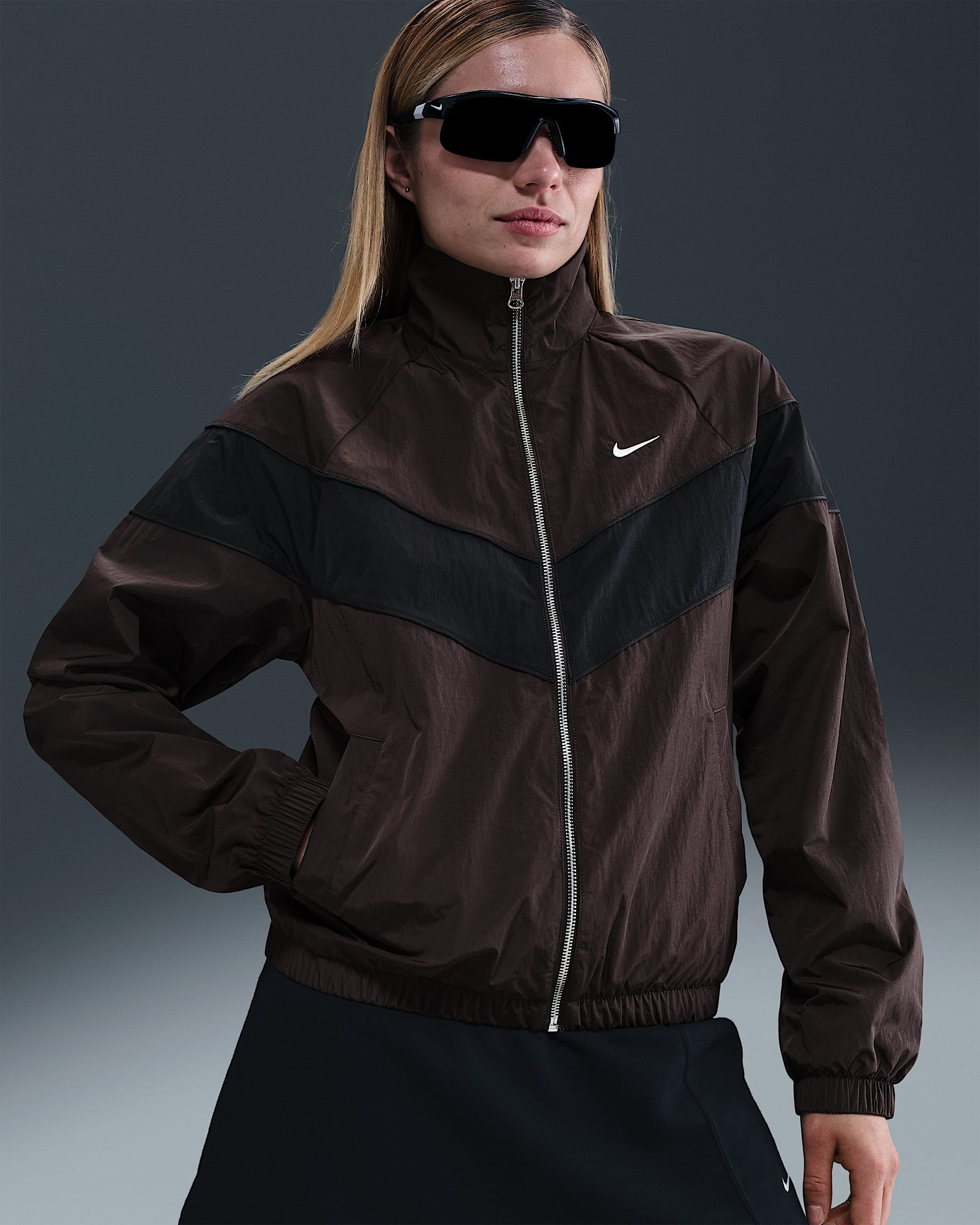 Chamarra de tejido Woven holgada de cierre completo con protección UV para mujer Nike Windrunner - Marrón terciopelo/Negro/Blanco
