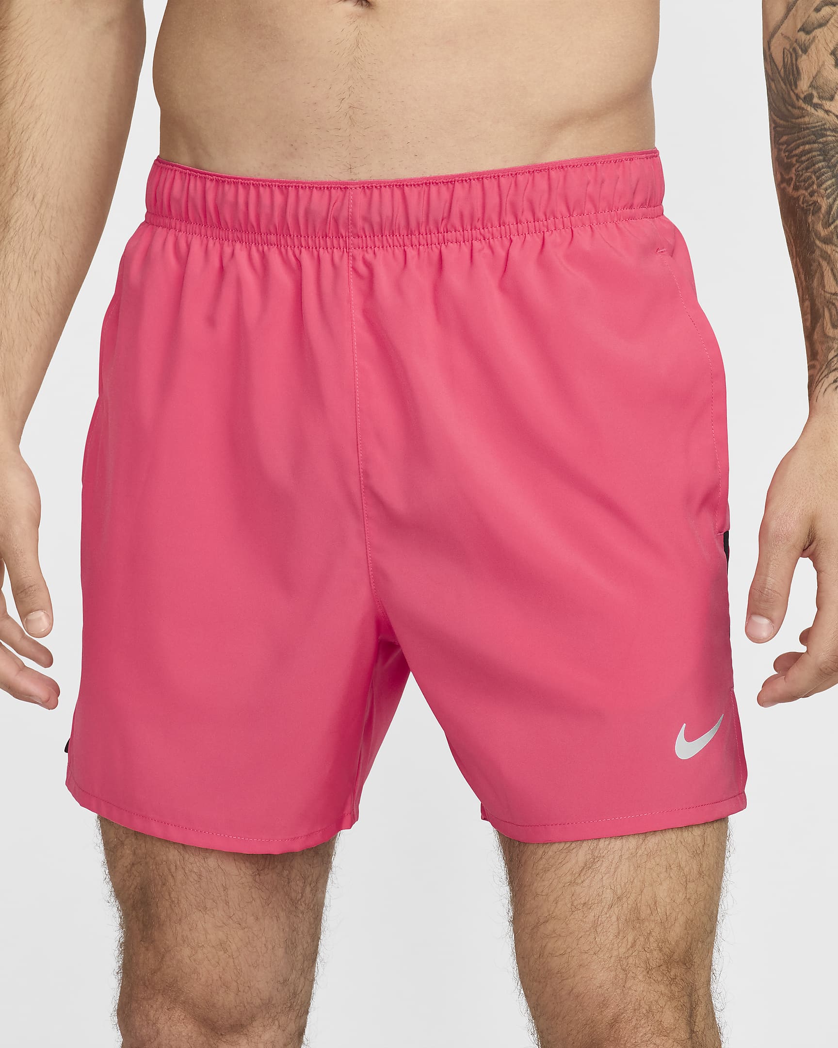 Shorts de correr Dri-FIT de 13 cm con forro de ropa interior para hombre Nike Challenger - Rosa margarita/Negro/Negro