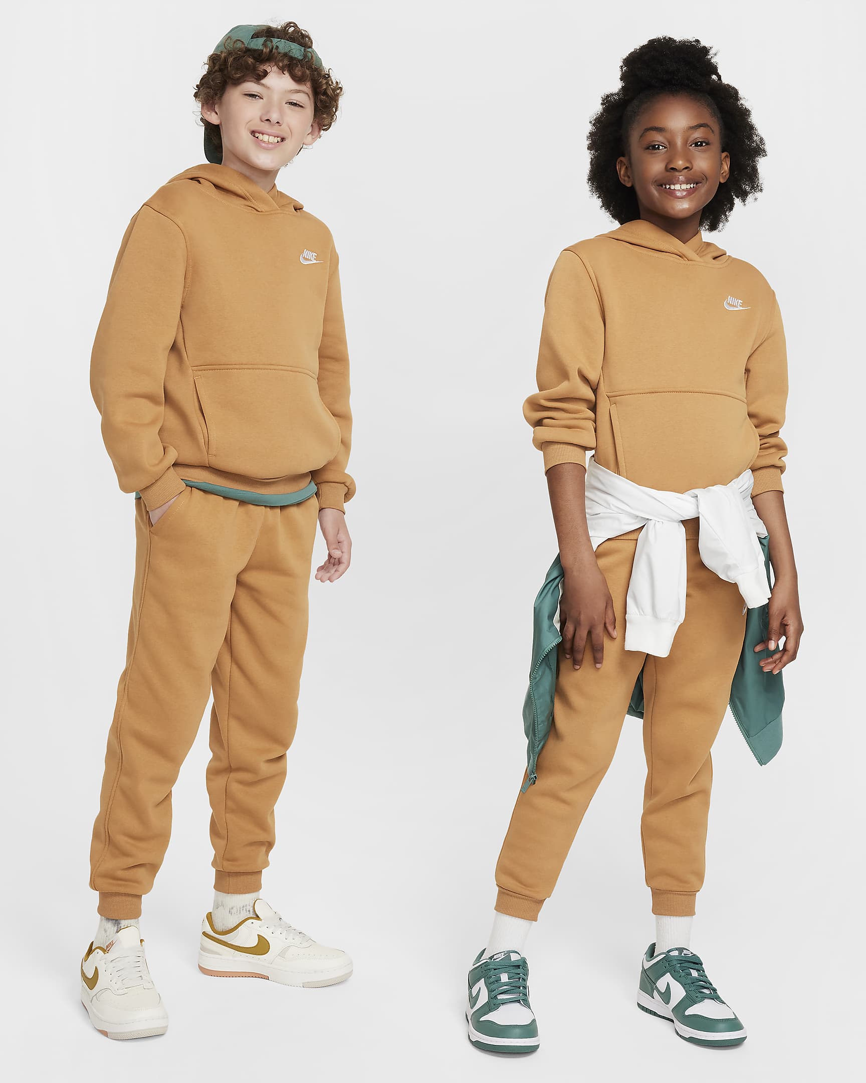 Nike Sportswear Club Fleece Older Kids' Pullover Hoodie - Flax/White