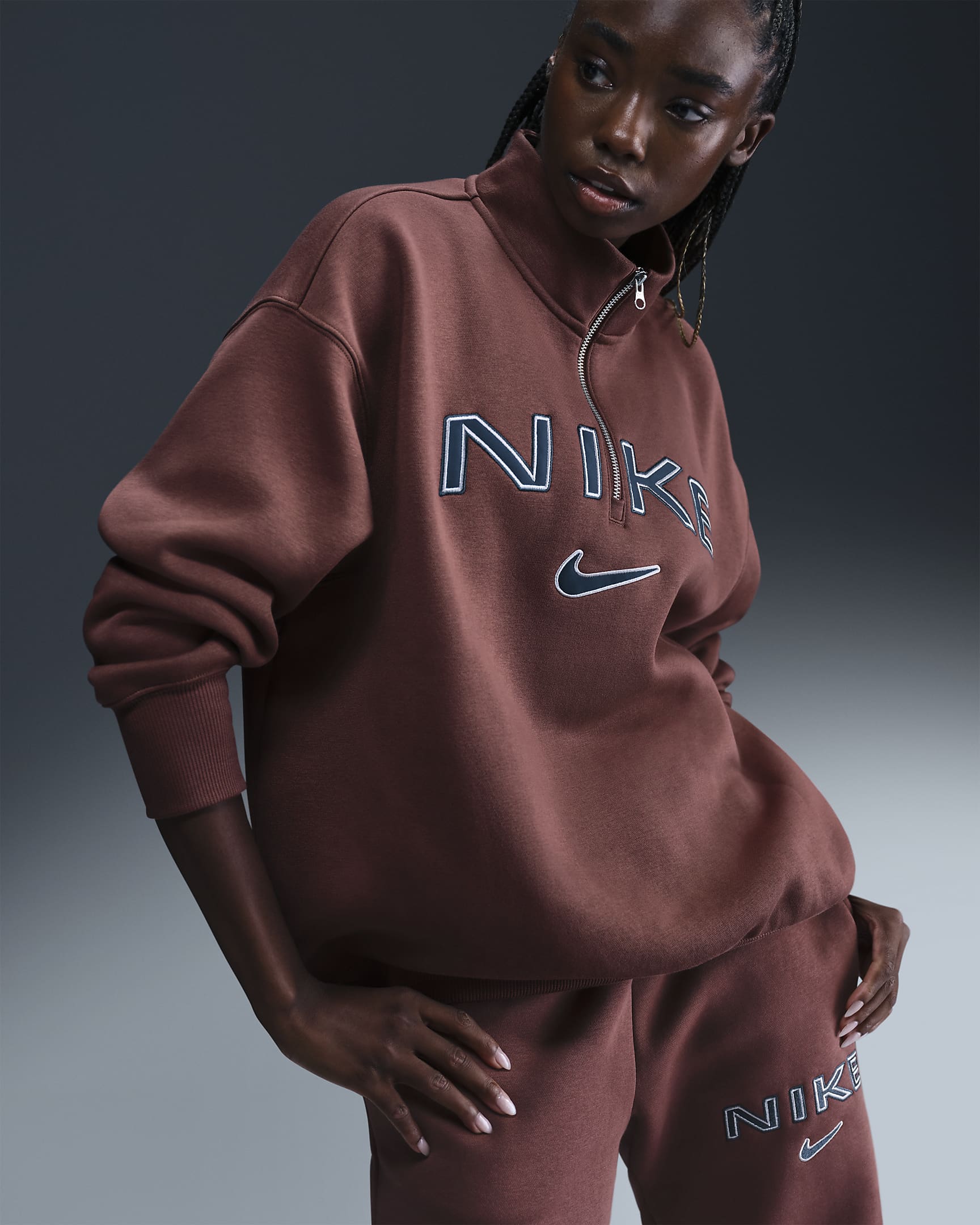 Playera con logotipo oversized de cierre 1/4 para mujer Nike Sportswear Phoenix Fleece - Rojo sepia/Violeta platino/Azul marino militar