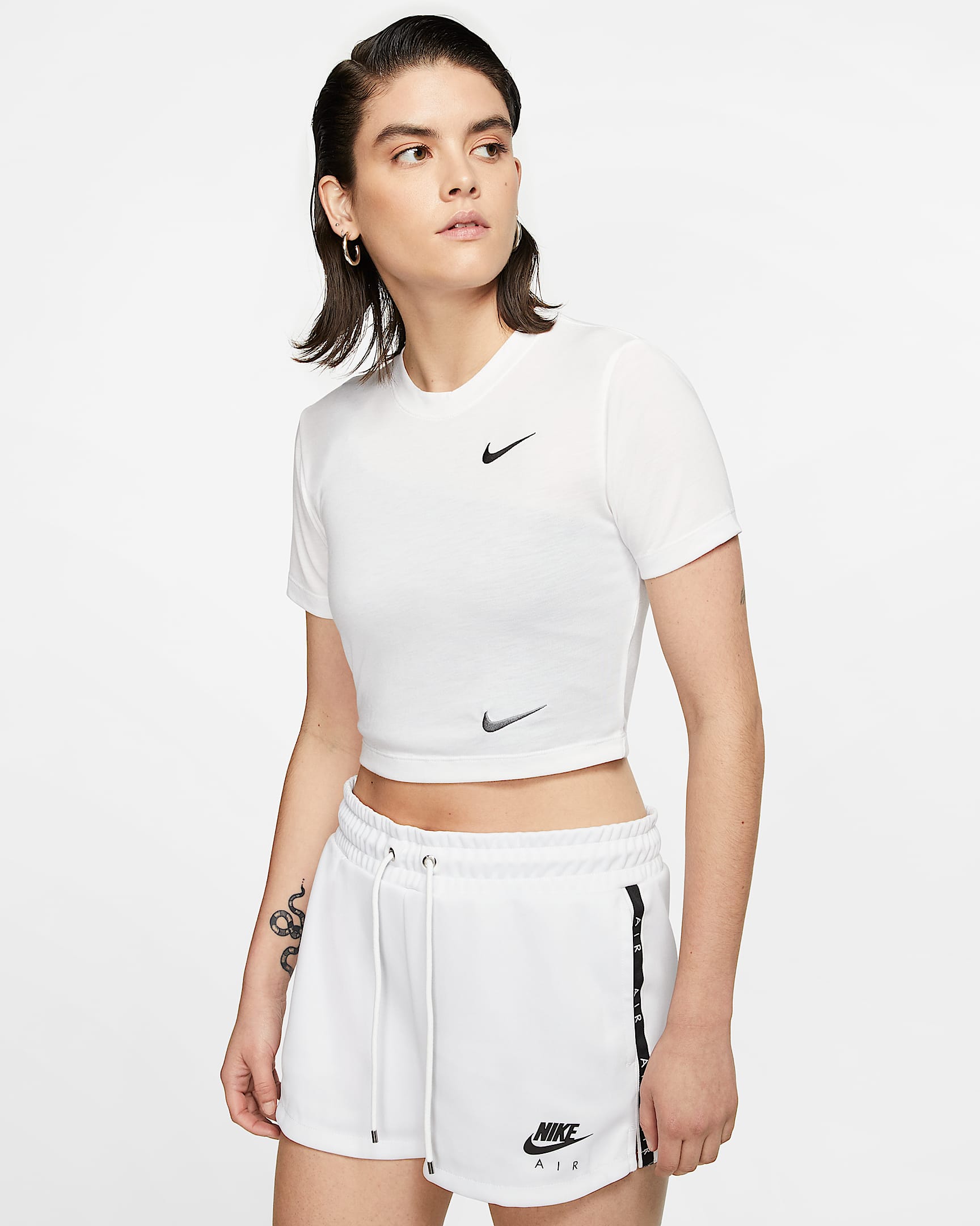 Dámské zkrácené tričko Nike Sportswear se zeštíhleným střihem - Bílá/Černá