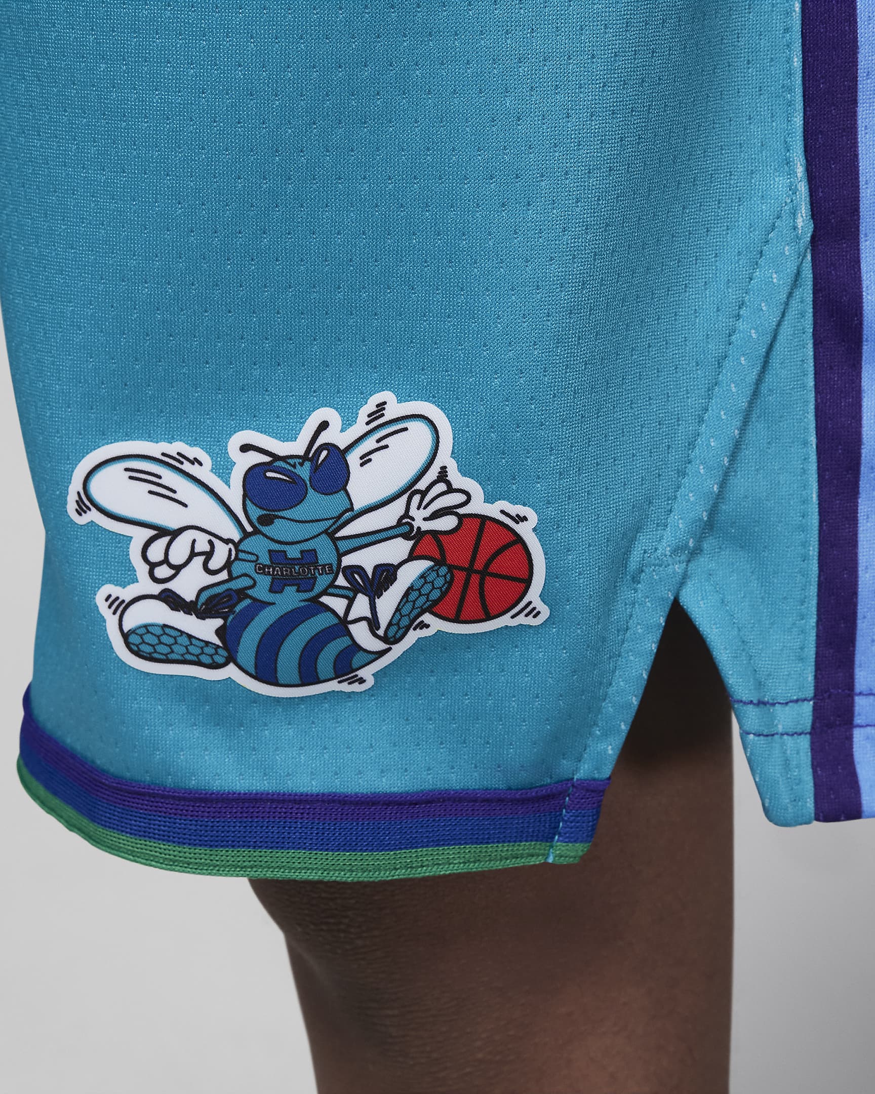 Charlotte Hornets 2023/24 Hardwood Classics Pantalón corto Swingman Jordan Dri-FIT de la NBA - Niño - Rapid Teal