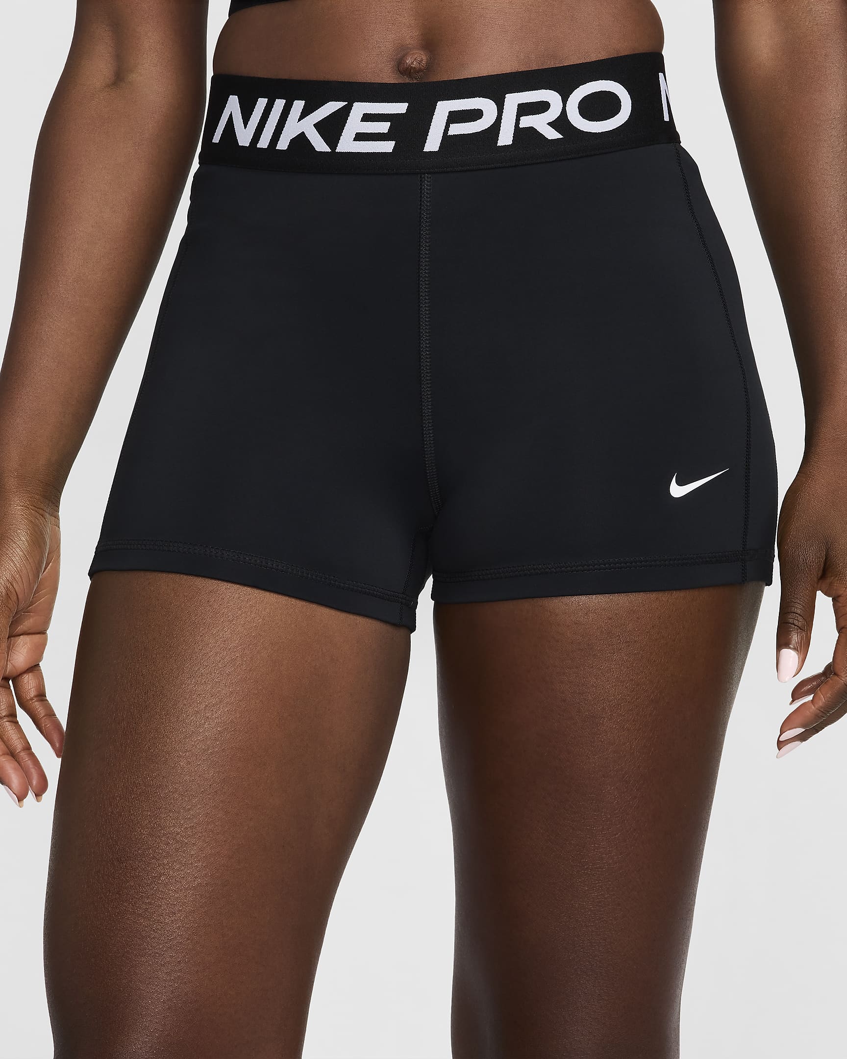 Shorts de ciclismo de tiro medio de 8 cm para mujer Nike Pro Leak Protection: Period - Negro/Blanco