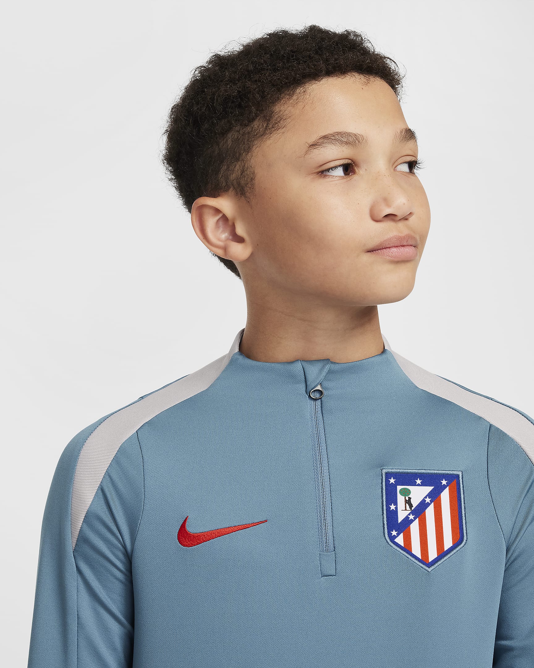 Atlético Madrid Strike Nike Dri-FIT voetbaltrainingstop voor kids - Noise Aqua/Light Iron Ore/Light Crimson