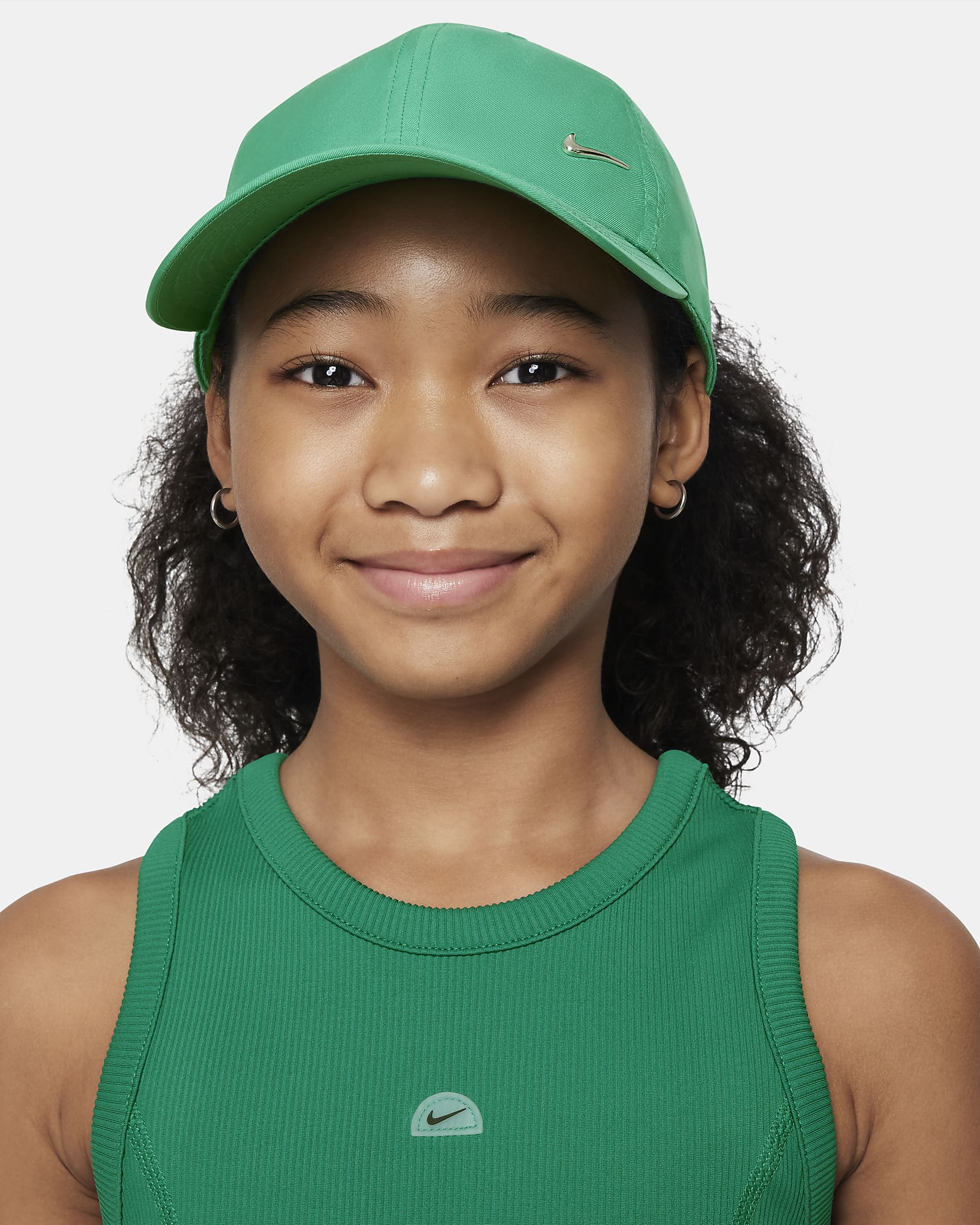 Gorra Swoosh metálica sin estructura para niños Nike Dri-FIT Club - Verde estadio